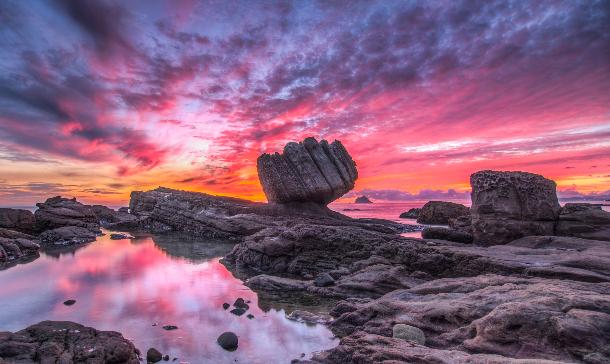 Tokina AT-X Pro 12-24mm F4 (IF) DX sample photo. 0619-萬里火燒拳頭石 photography