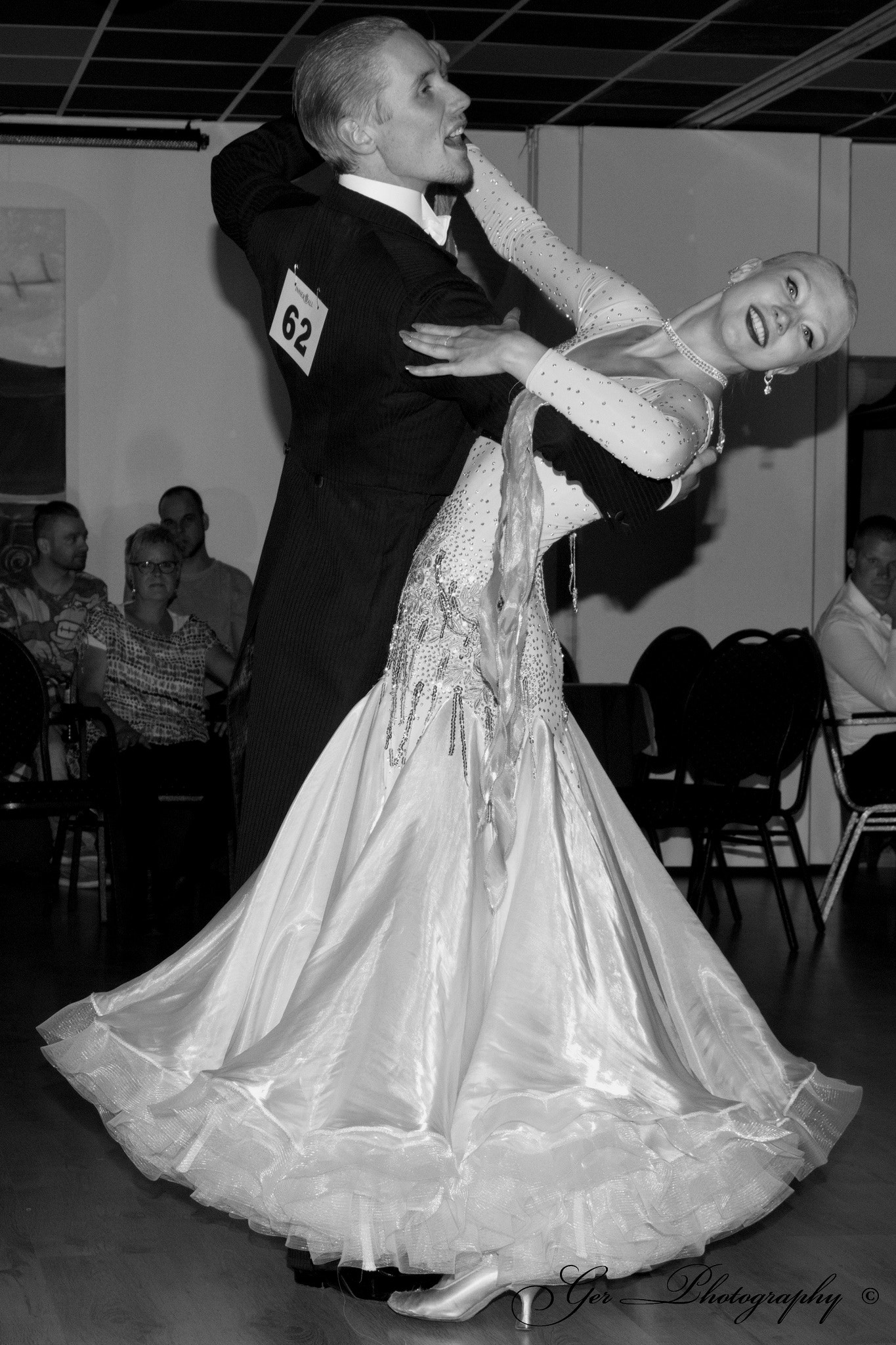 Canon EOS 1200D (EOS Rebel T5 / EOS Kiss X70 / EOS Hi) + Canon EF-S 18-55mm F3.5-5.6 sample photo. Dancing couple in black and white photography