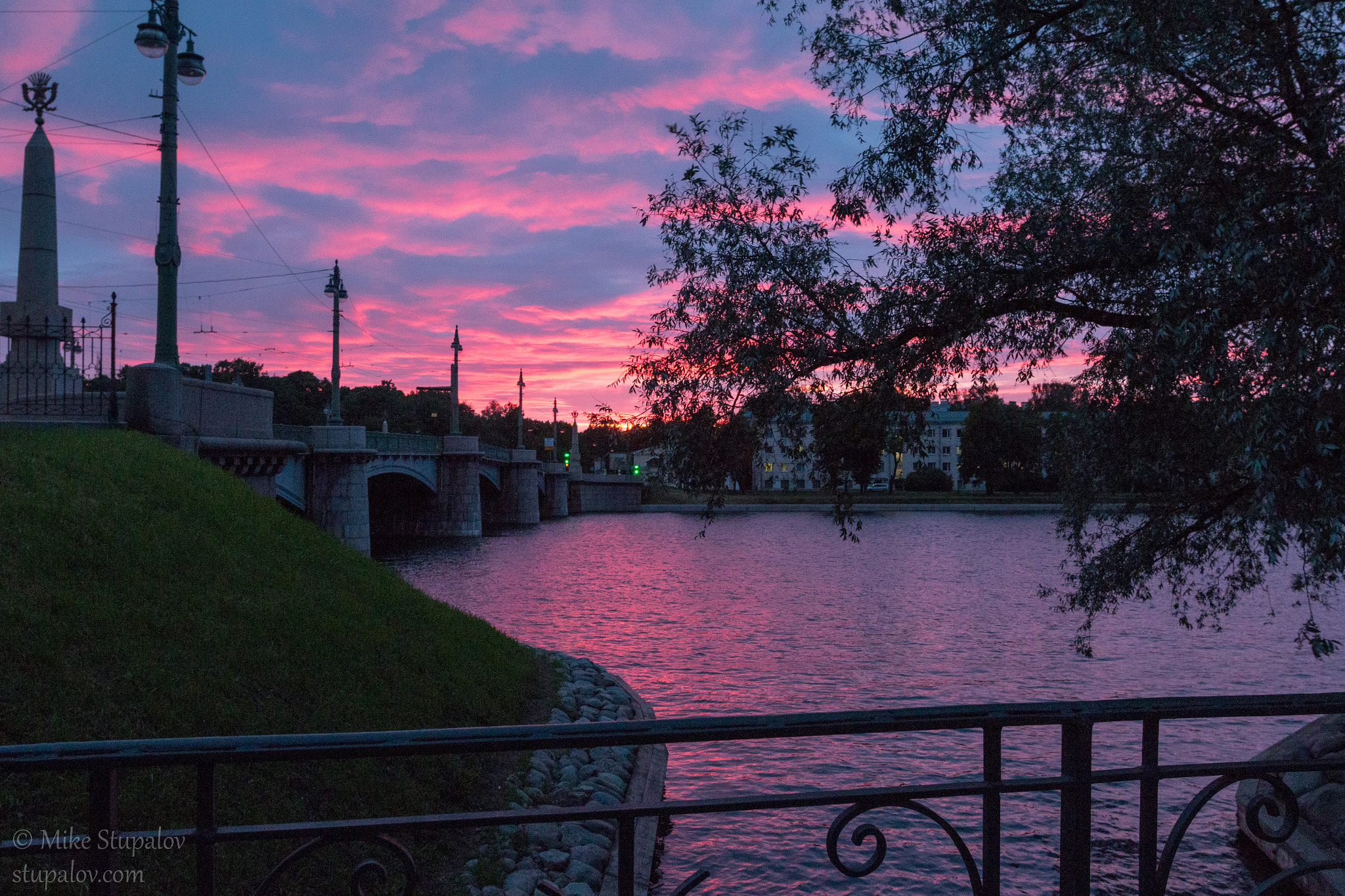 Canon EOS 70D + Sigma 20mm EX f/1.8 sample photo. Purple sunset on the neva photography
