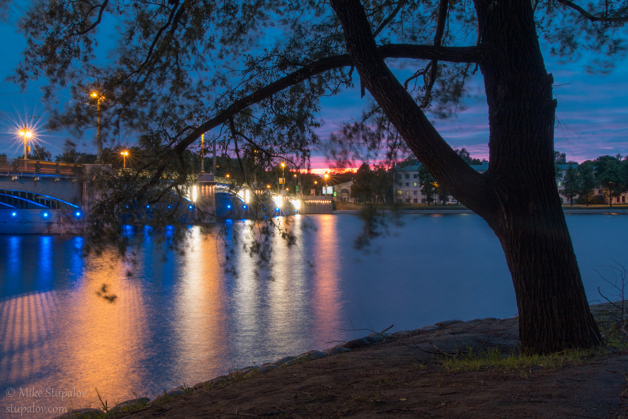 Canon EOS 70D + Sigma 20mm EX f/1.8 sample photo. Lights of the neva photography