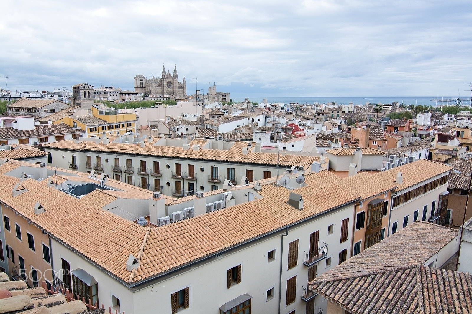 Nikon D7100 + IX-Nikkor 60-180mm f/4.5-5.6 sample photo. La seu cathedral, rooftops and ocean horizon photography