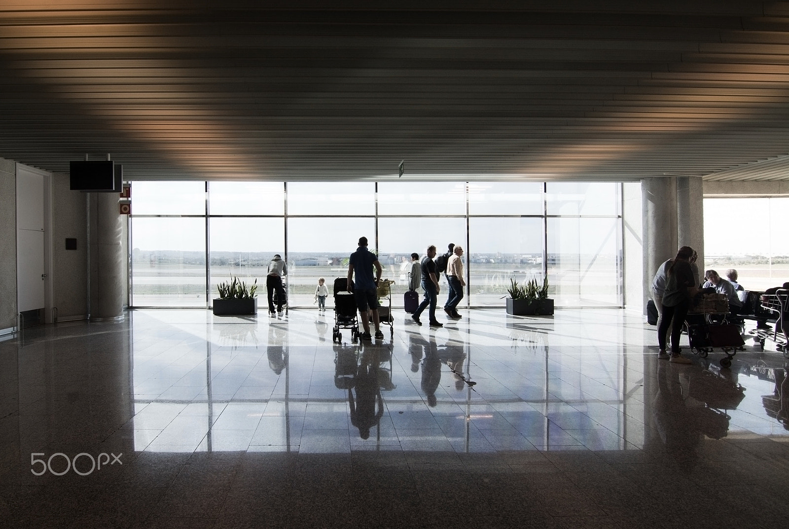 Nikon D7100 + AF Nikkor 70-210mm f/4-5.6D sample photo. Airport departure gate window photography