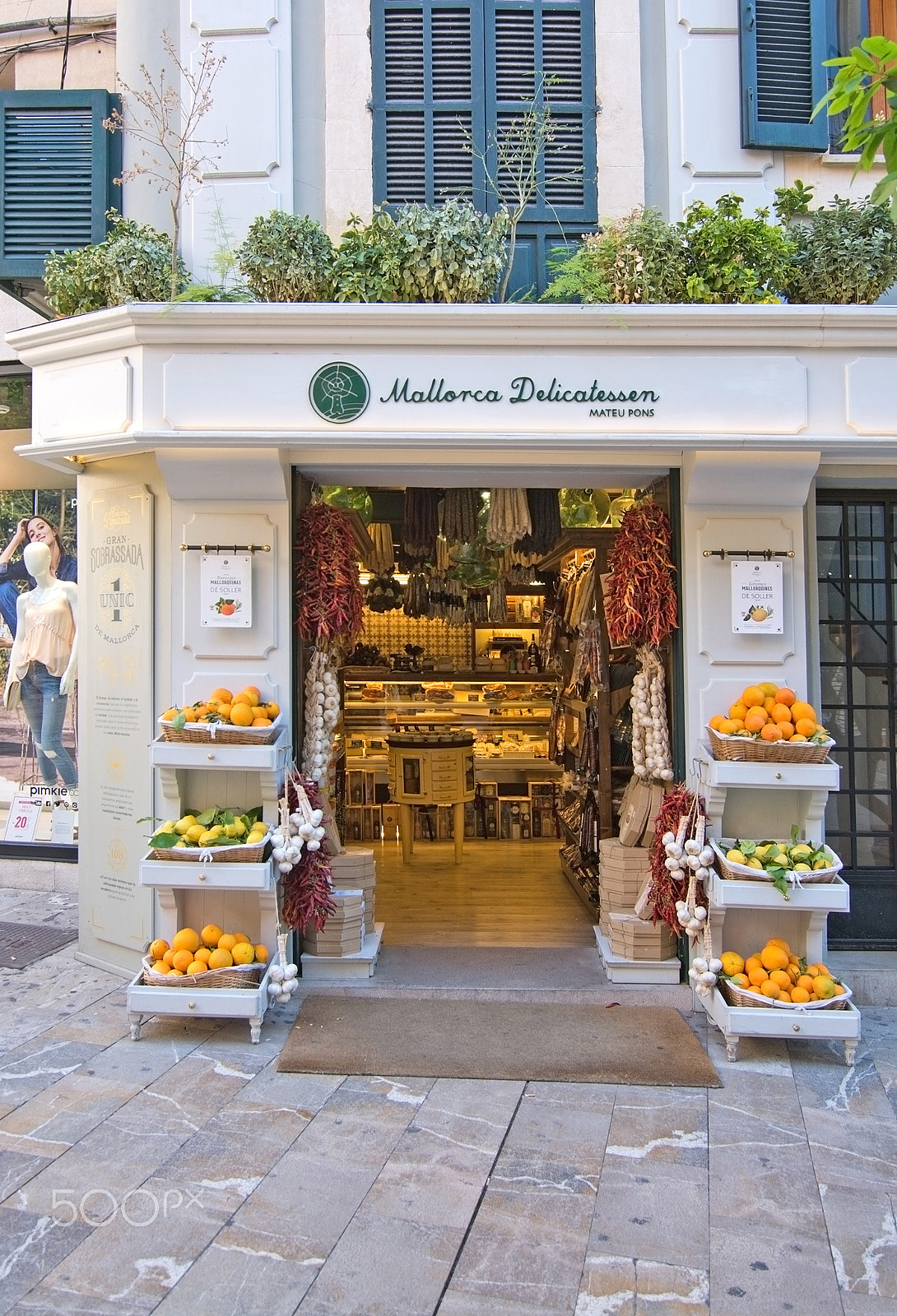 AF Zoom-Nikkor 35-70mm f/2.8D N sample photo. Mallorca delicatessen store entrance photography