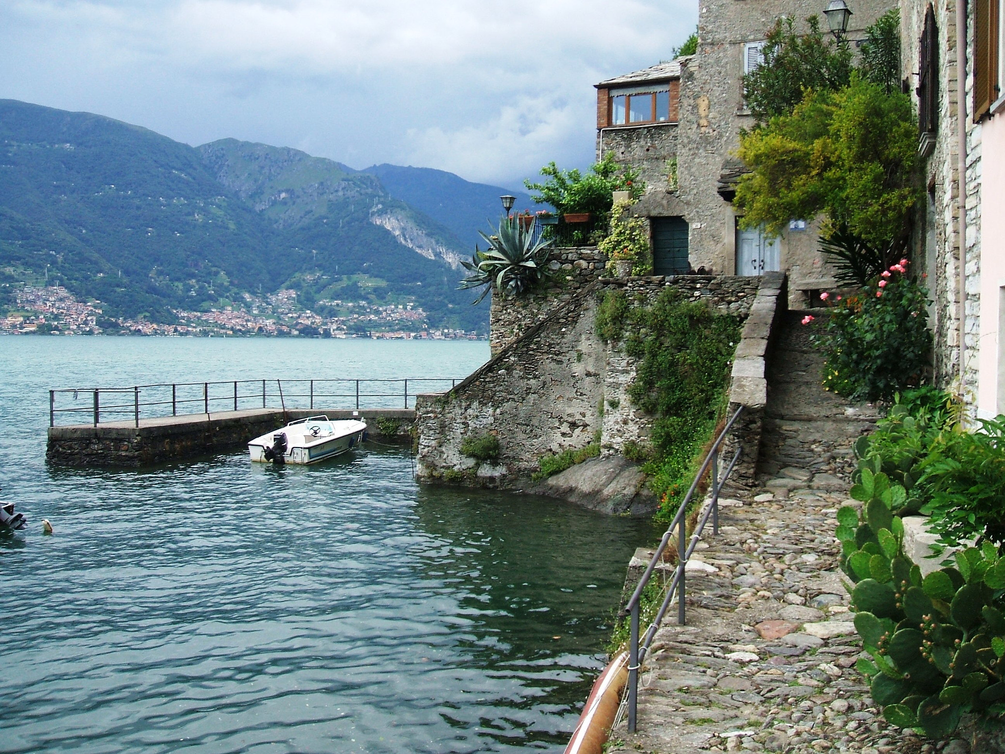 Fujifilm FinePix A500 sample photo. Corenno plinio ( lago di como) photography