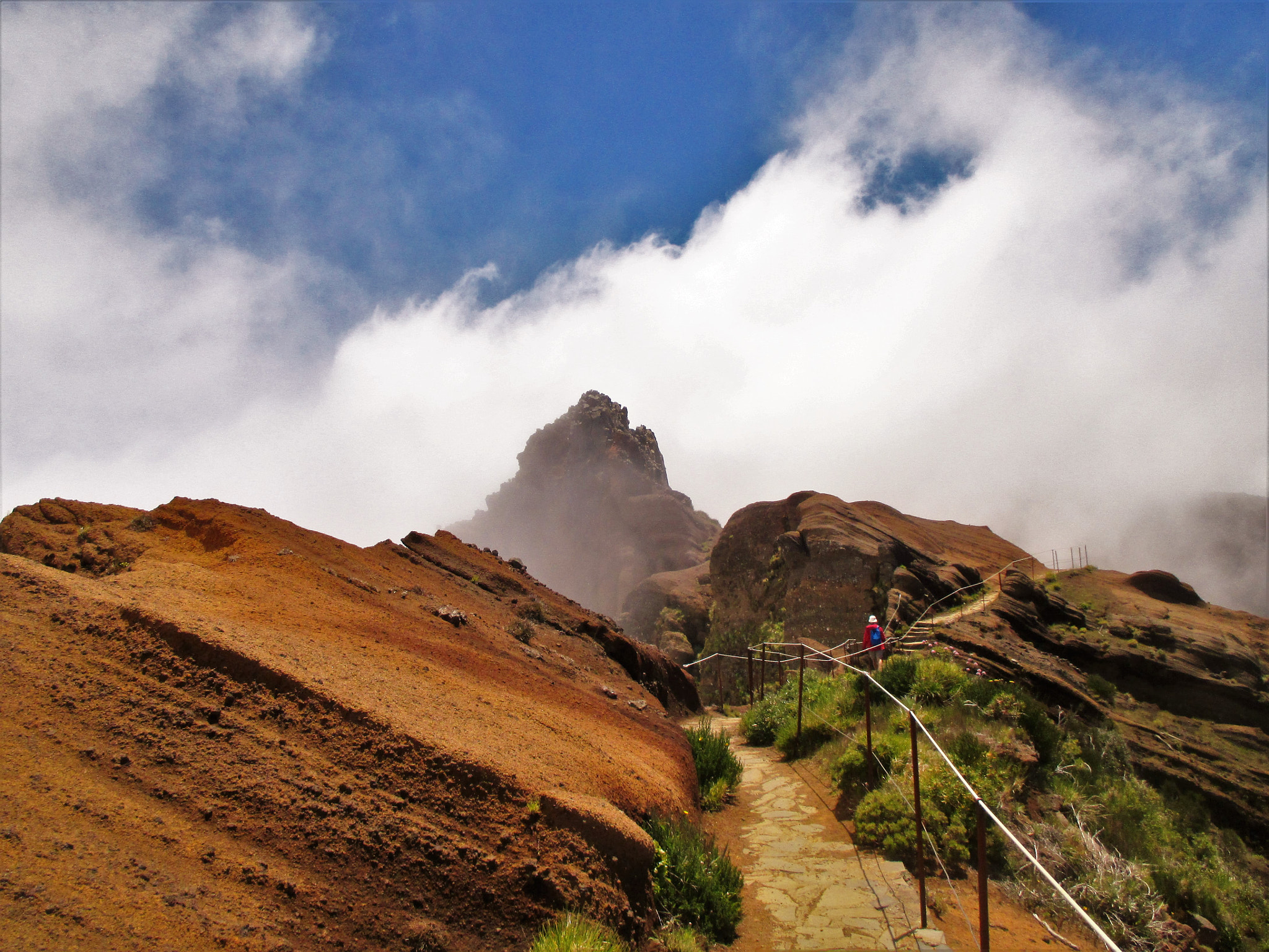 Canon PowerShot ELPH 115 IS (IXUS 132 / IXY 90F) sample photo. Solitary peak in the clouds photography