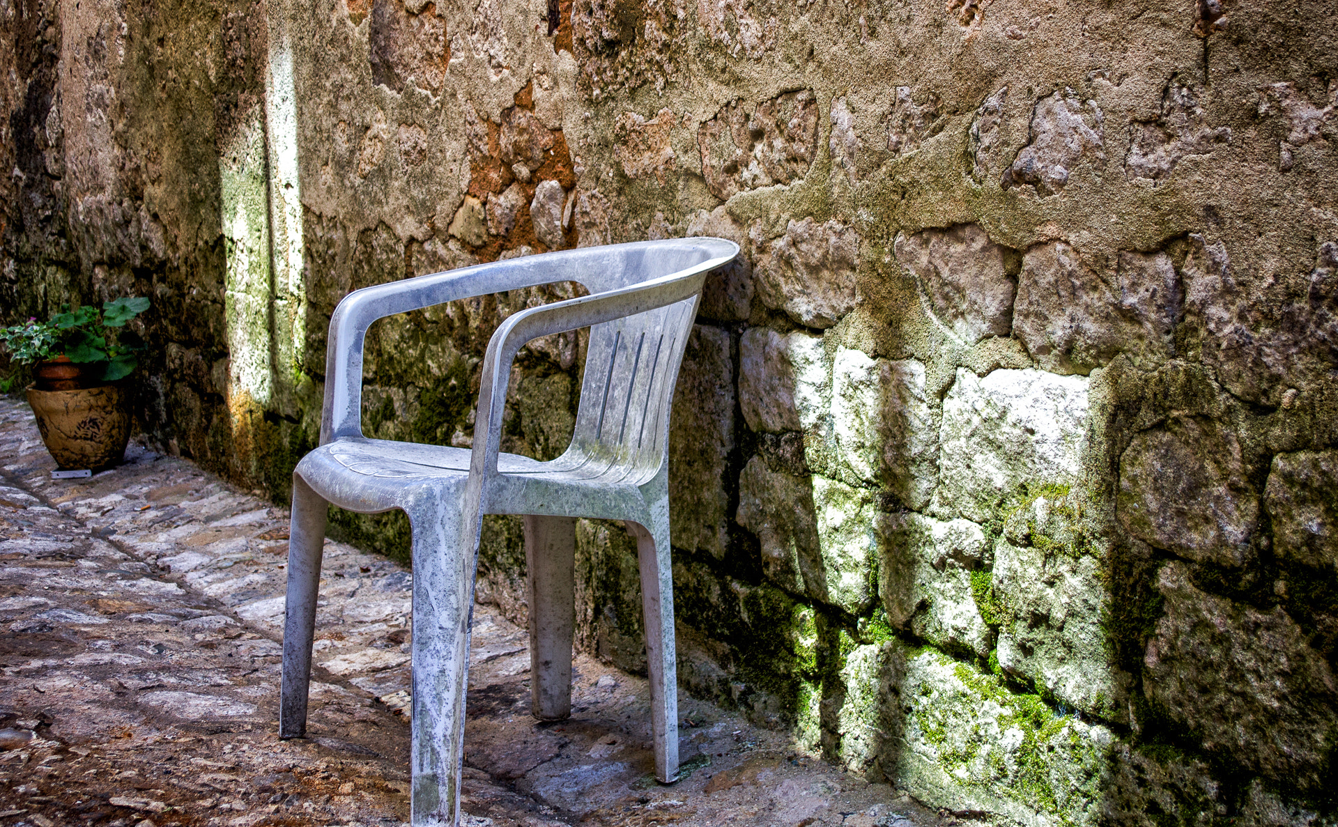 Canon EF 28-105mm F4.0-5.6 USM sample photo. Empty chair photography