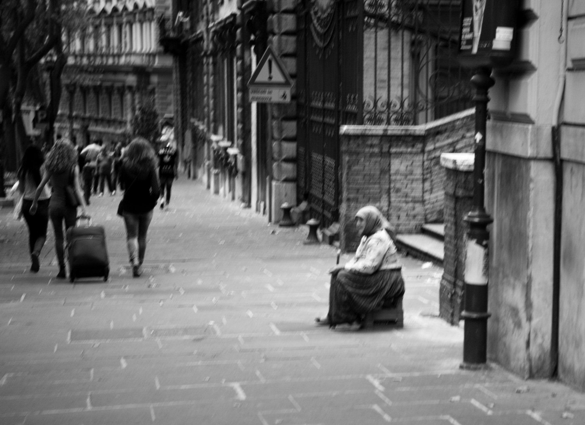 Canon EOS 5D + Sigma 24-70mm F2.8 EX DG Macro sample photo. Street frame in via veneto, rome photography