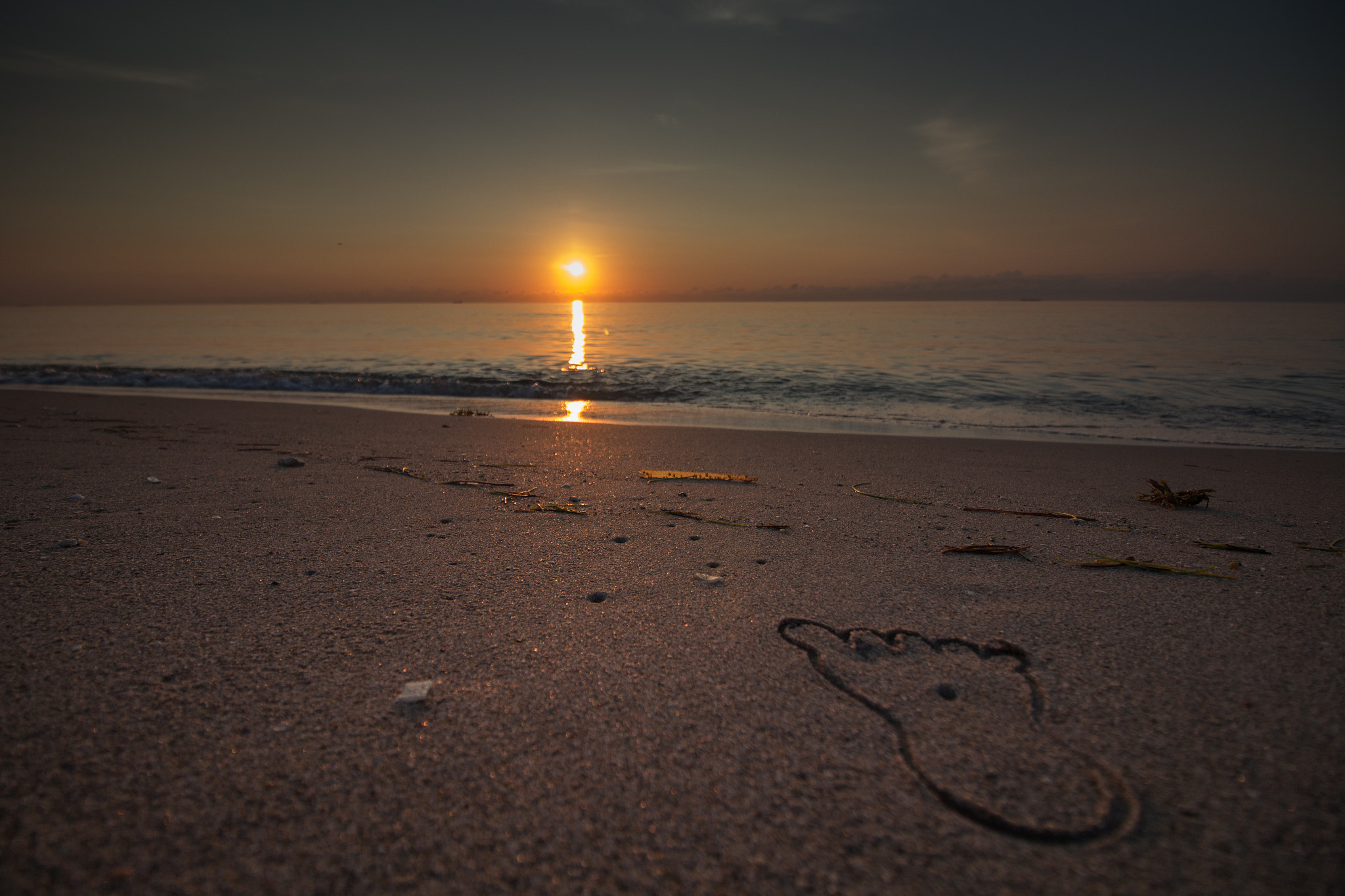Canon EF-S 10-18mm F4.5–5.6 IS STM sample photo. Footprint silhouette photography