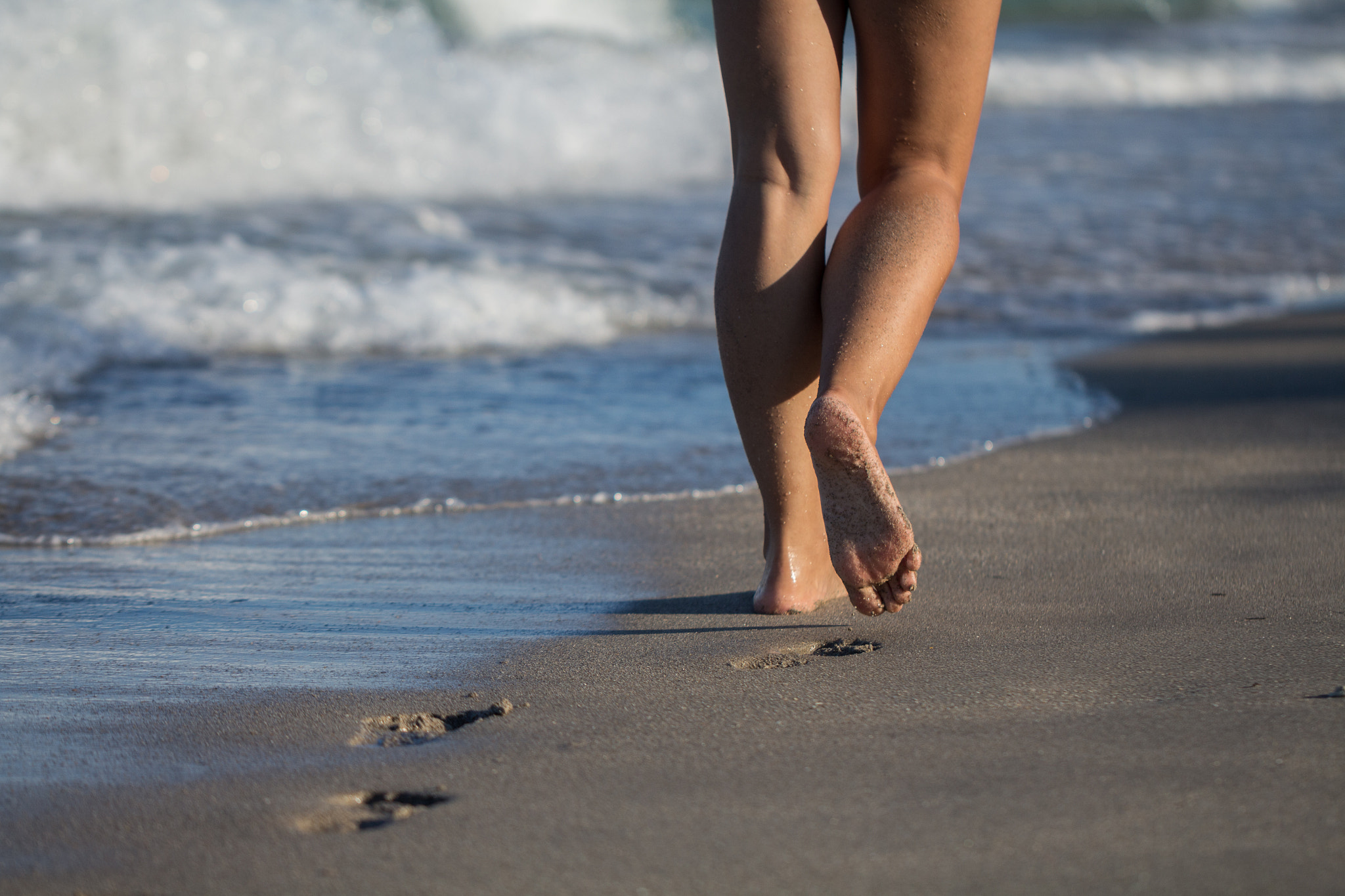 Canon EF 100mm F2.8L Macro IS USM sample photo. Women walking in the beach photography