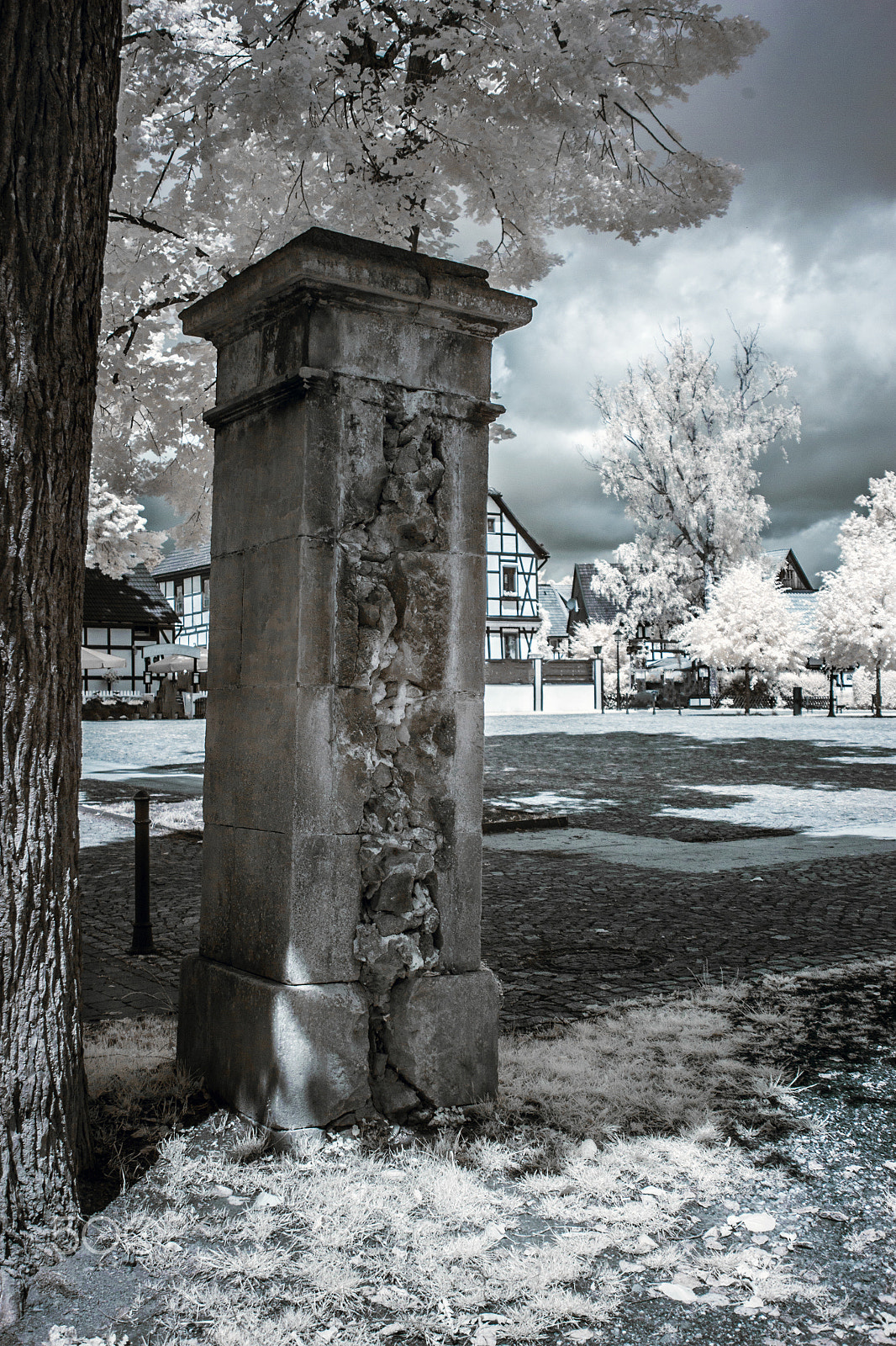 Canon EOS 500D (EOS Rebel T1i / EOS Kiss X3) + Canon EF-S 18-55mm F3.5-5.6 sample photo. Ghost of the gatepost photography