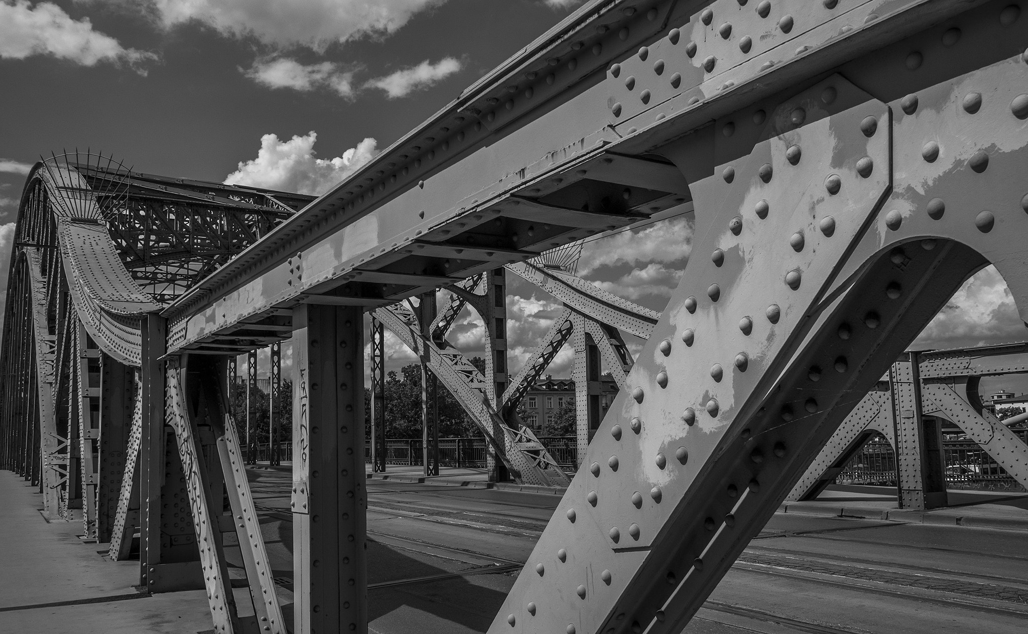 Panasonic Lumix DMC-GX7 + Panasonic Lumix G 14mm F2.5 ASPH sample photo. Steel photography