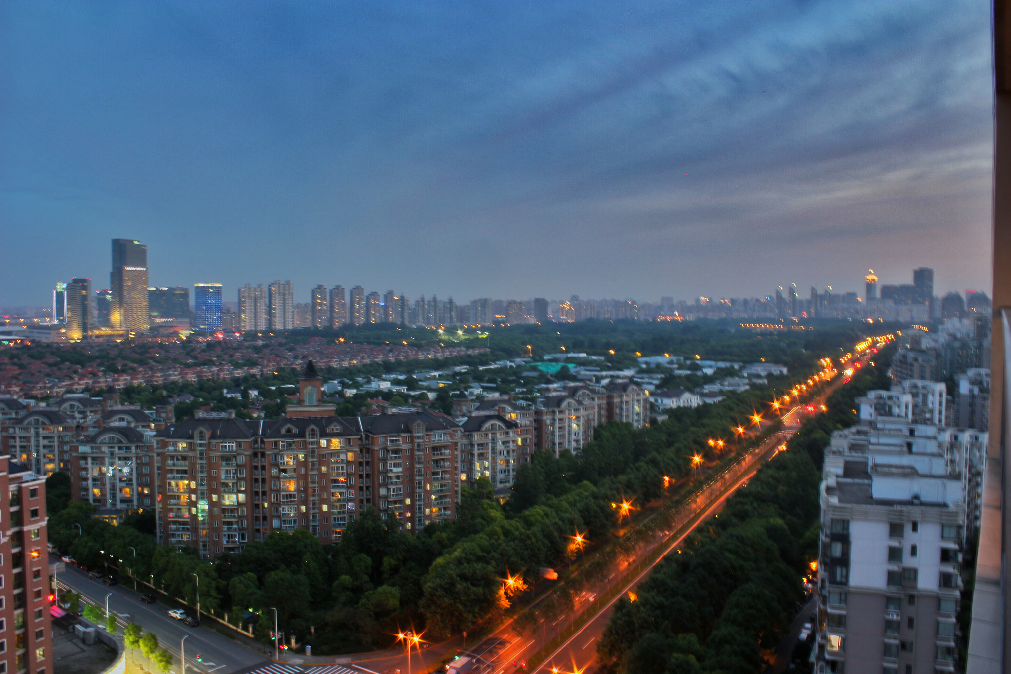 Canon EF-S 18-55mm F3.5-5.6 IS II sample photo. Golden hour of city photography