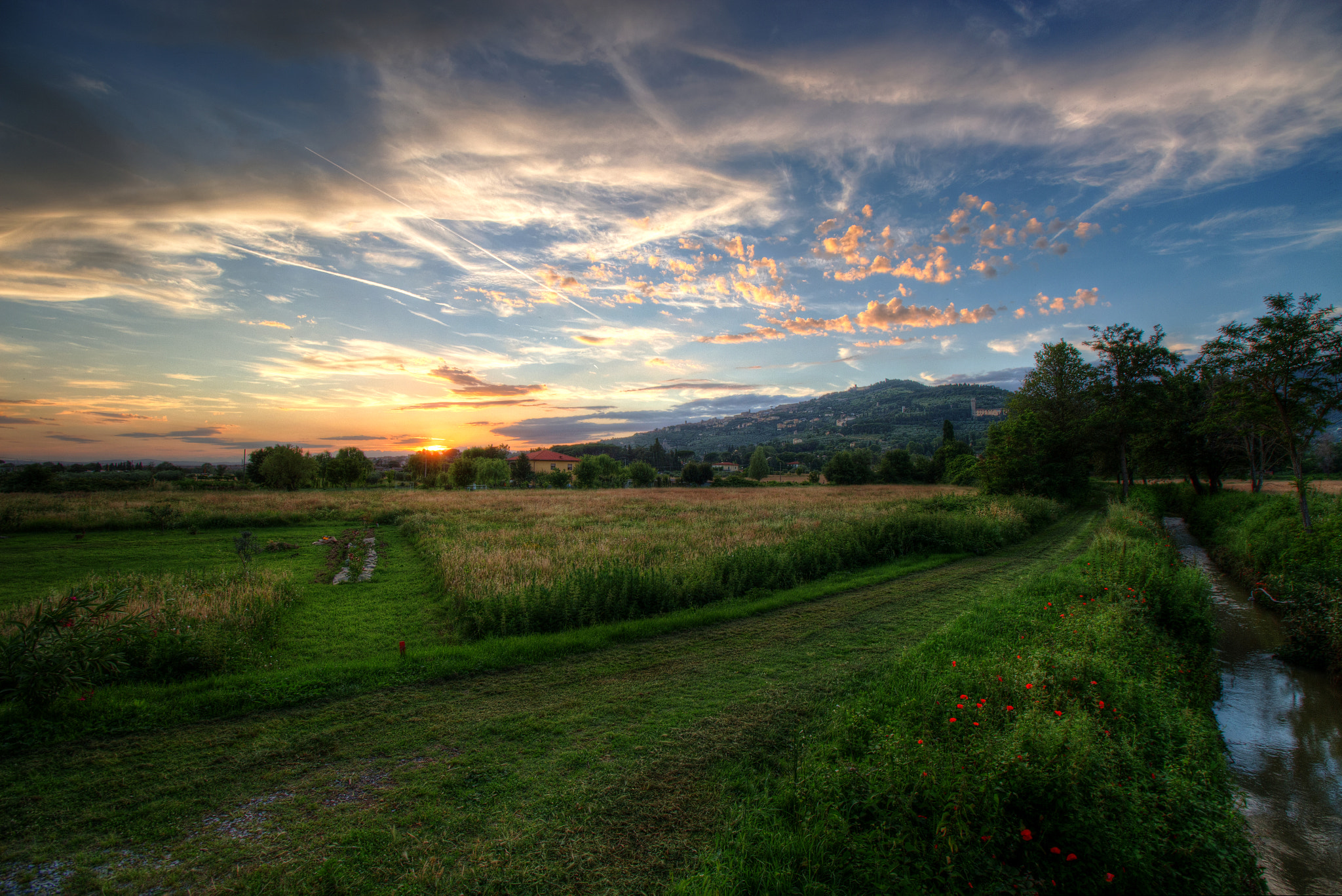 Canon EF-S 10-18mm F4.5–5.6 IS STM sample photo. Tuscany fields photography