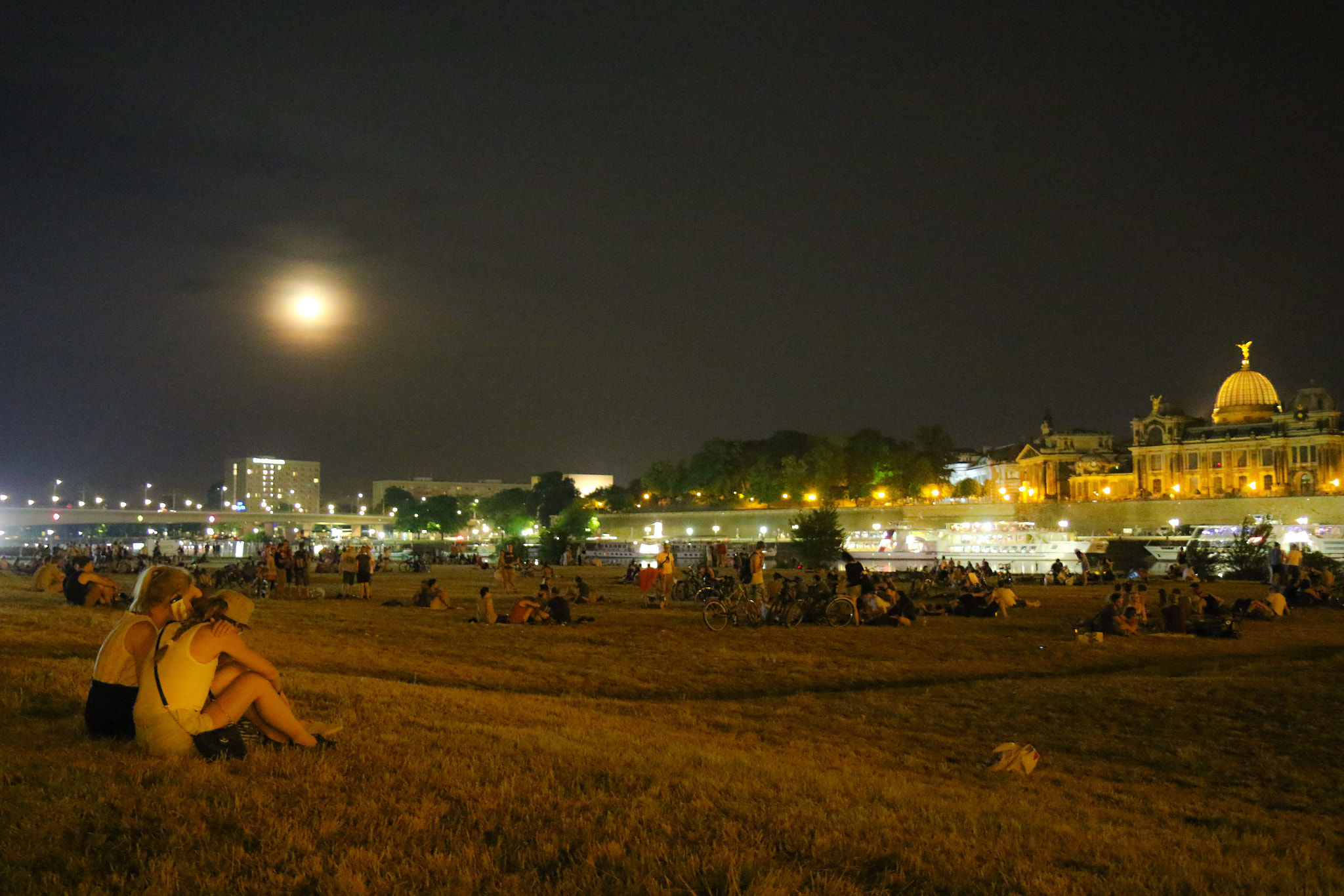 Canon EOS 7D Mark II + Canon EF-S 17-55mm F2.8 IS USM sample photo. Dresden - summer full moon at the elbe riverbanks photography