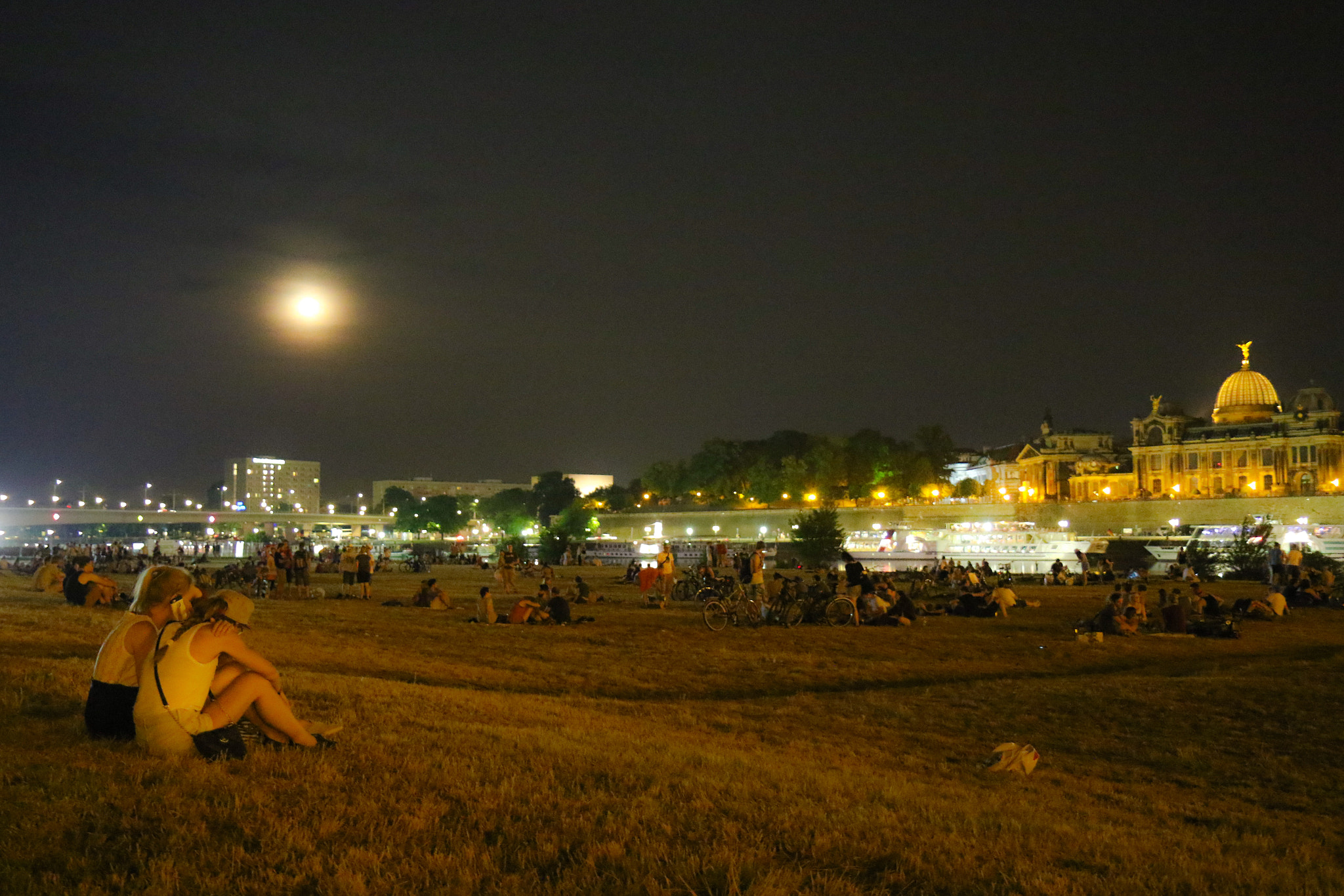 Canon EF-S 17-55mm F2.8 IS USM sample photo. Dresden - summer full moon at the elbe riverbanks photography