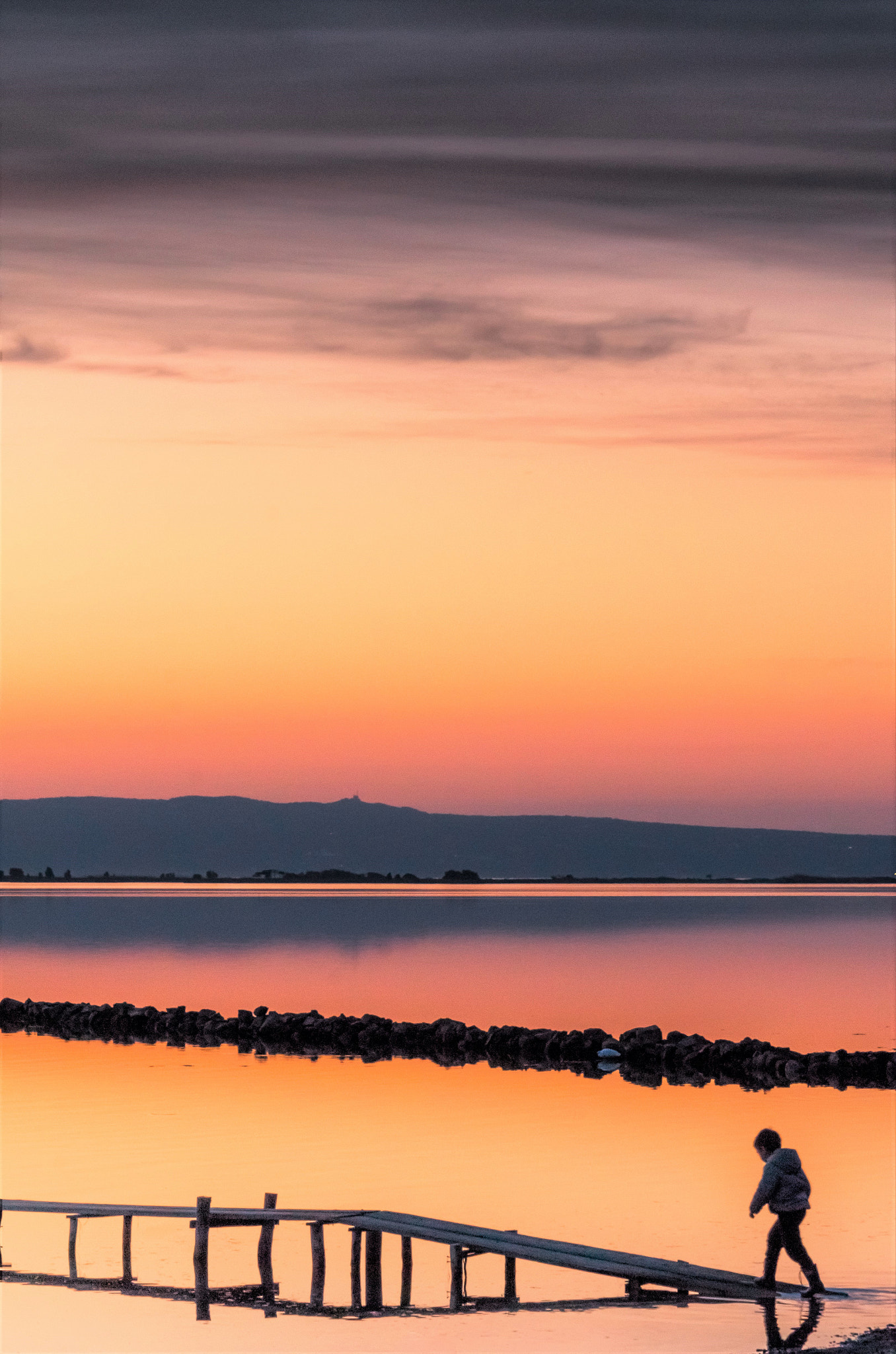 smc PENTAX-F 35-105mm F4-5.6 sample photo. Boy walking on the quay at sunset photography
