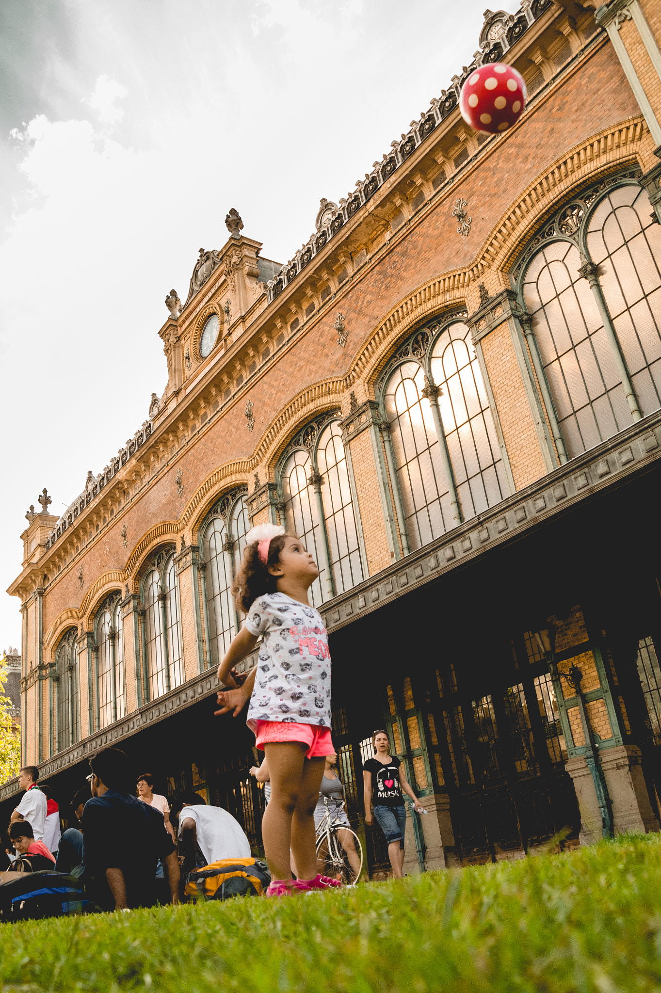 Samsung NX10 sample photo. On the streets of budapest photography