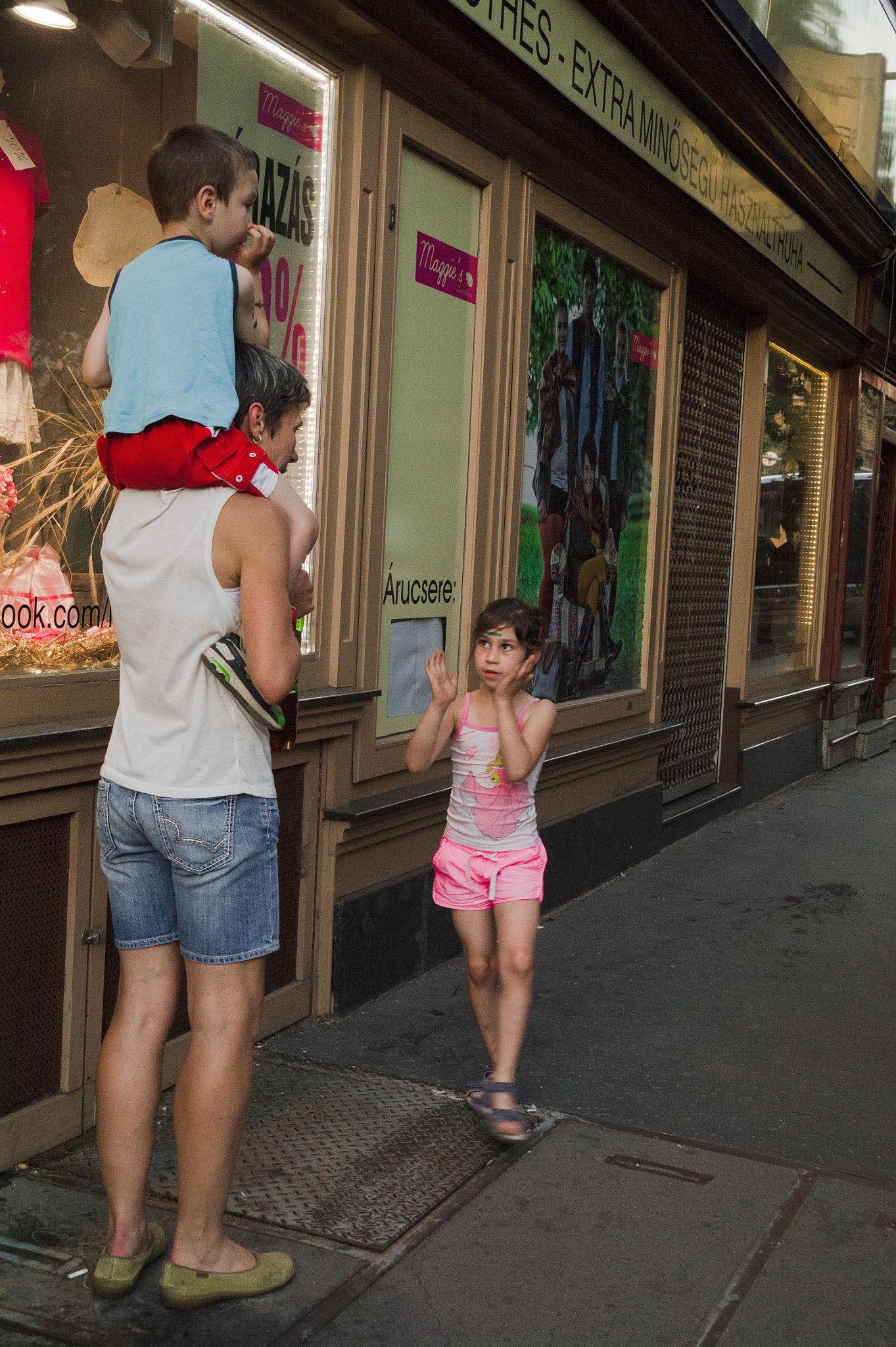 Samsung NX10 sample photo. On the streets of budapest photography