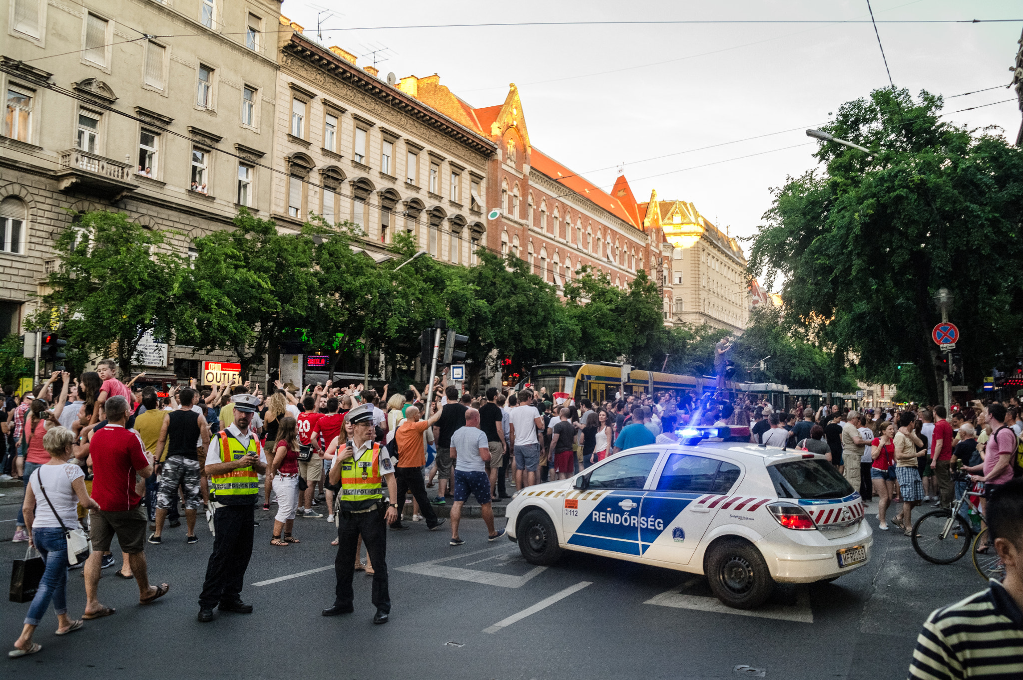 Samsung NX10 sample photo. On the streets of budapest photography