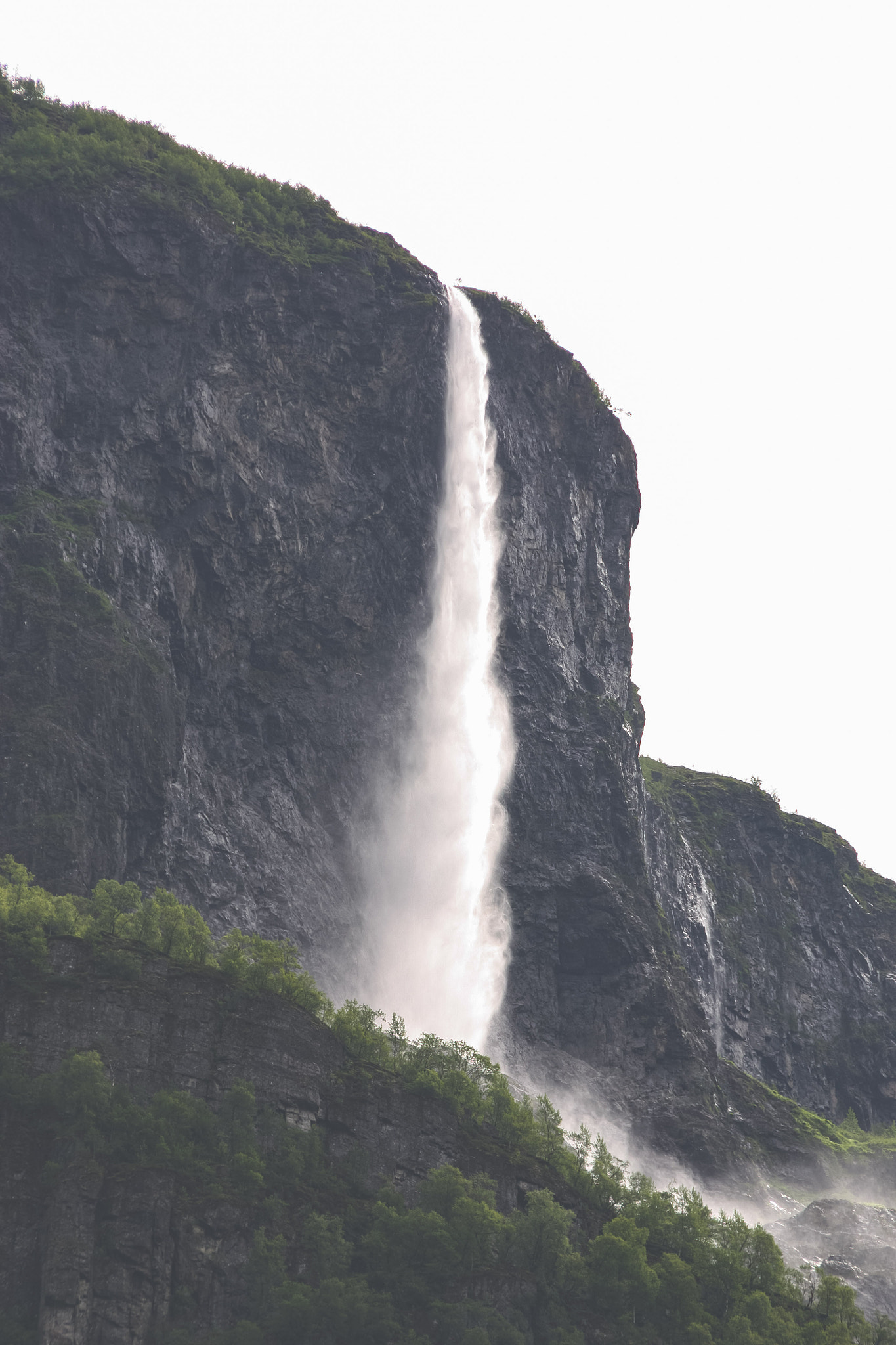 Canon EOS 450D (EOS Rebel XSi / EOS Kiss X2) sample photo. Waterfall in norway photography