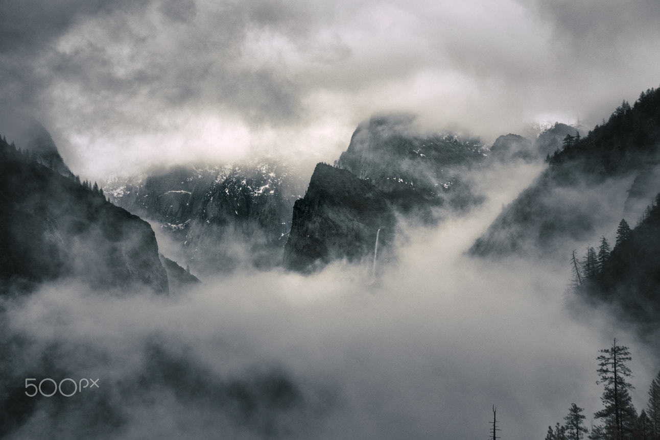 Sony a7R II + Sony Vario-Tessar T* E 16-70mm F4 ZA OSS sample photo. Moody yosemite photography