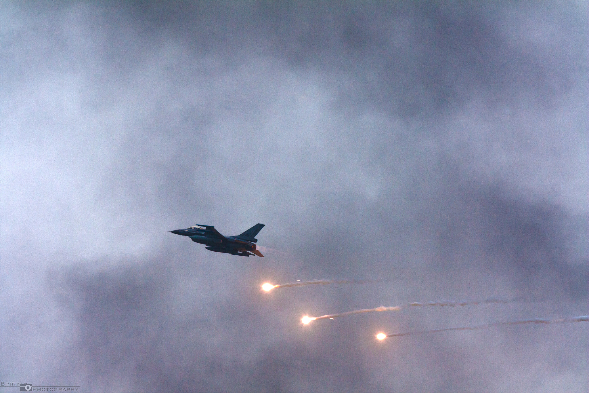 Canon EF 50-200mm f/3.5-4.5 sample photo. F-16 flares out photography