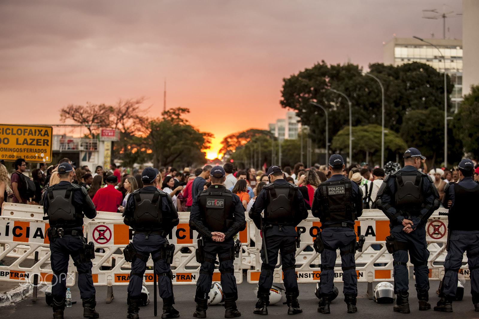 Canon EOS-1Ds Mark III sample photo. Sunset police photography