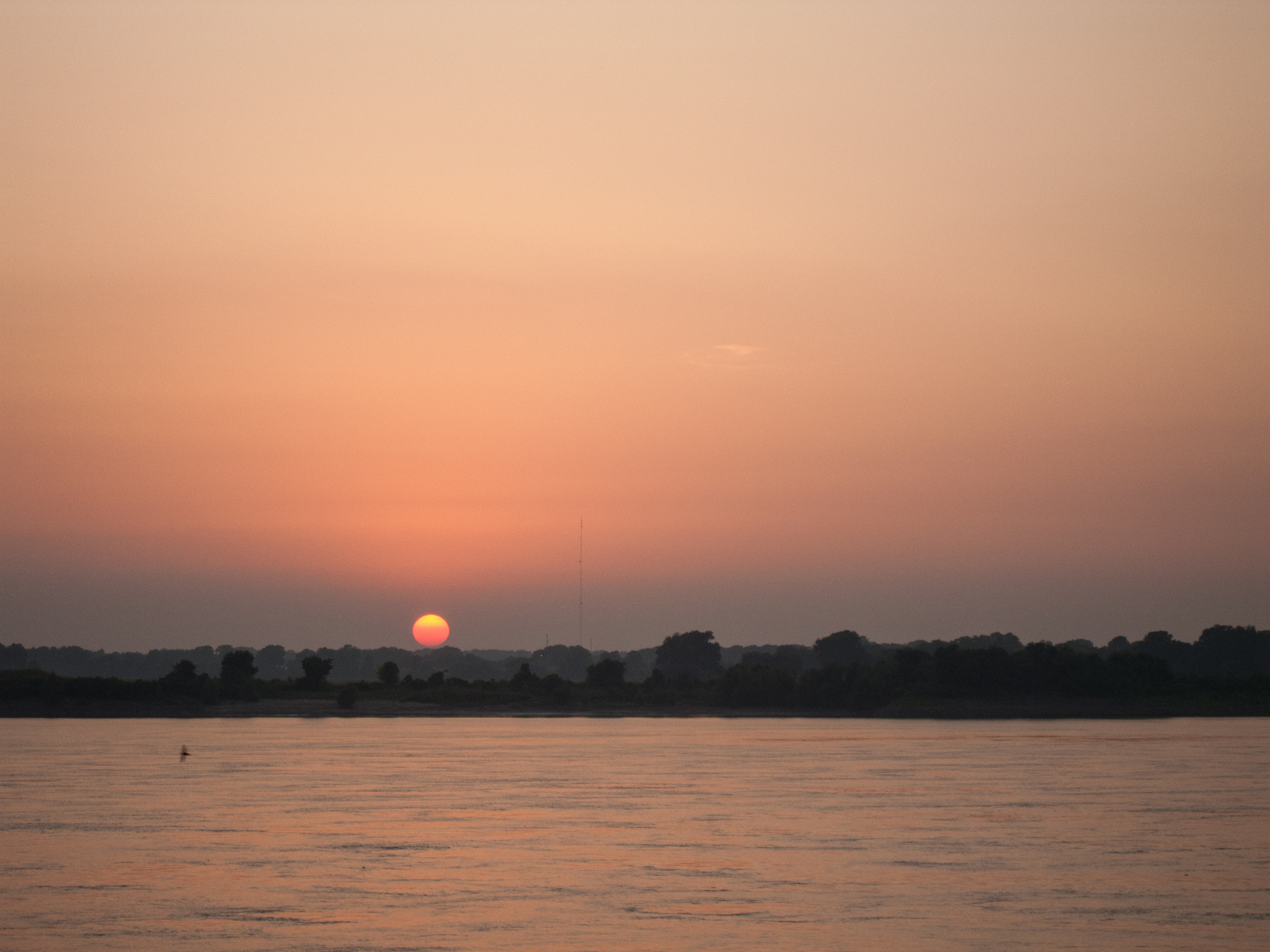 Olympus C7070WZ sample photo. Sunset at the mississippi river photography