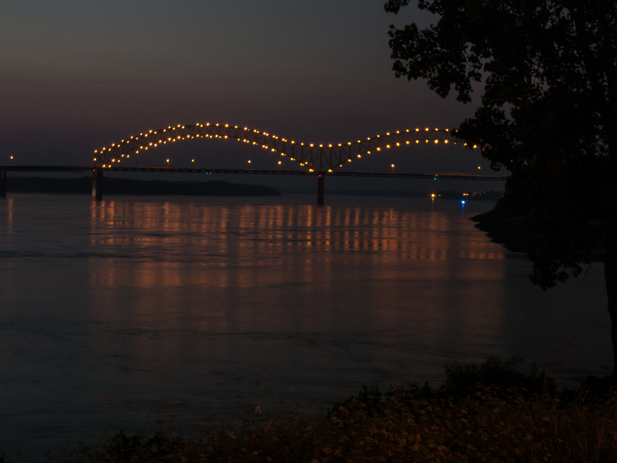 Olympus C7070WZ sample photo. I40 bridge illuminated photography