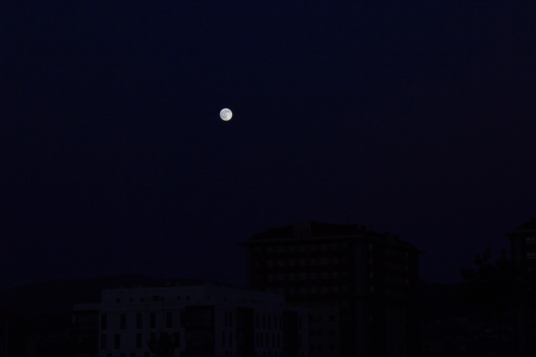 1 NIKKOR VR 10-100mm f/4-5.6 sample photo. Full moon photography