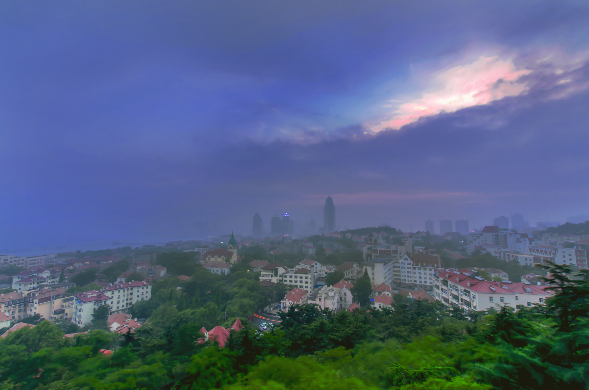 Sigma 10-20mm F3.5 EX DC HSM sample photo. 站在信号山上，俯瞰迷雾中的青岛。 photography