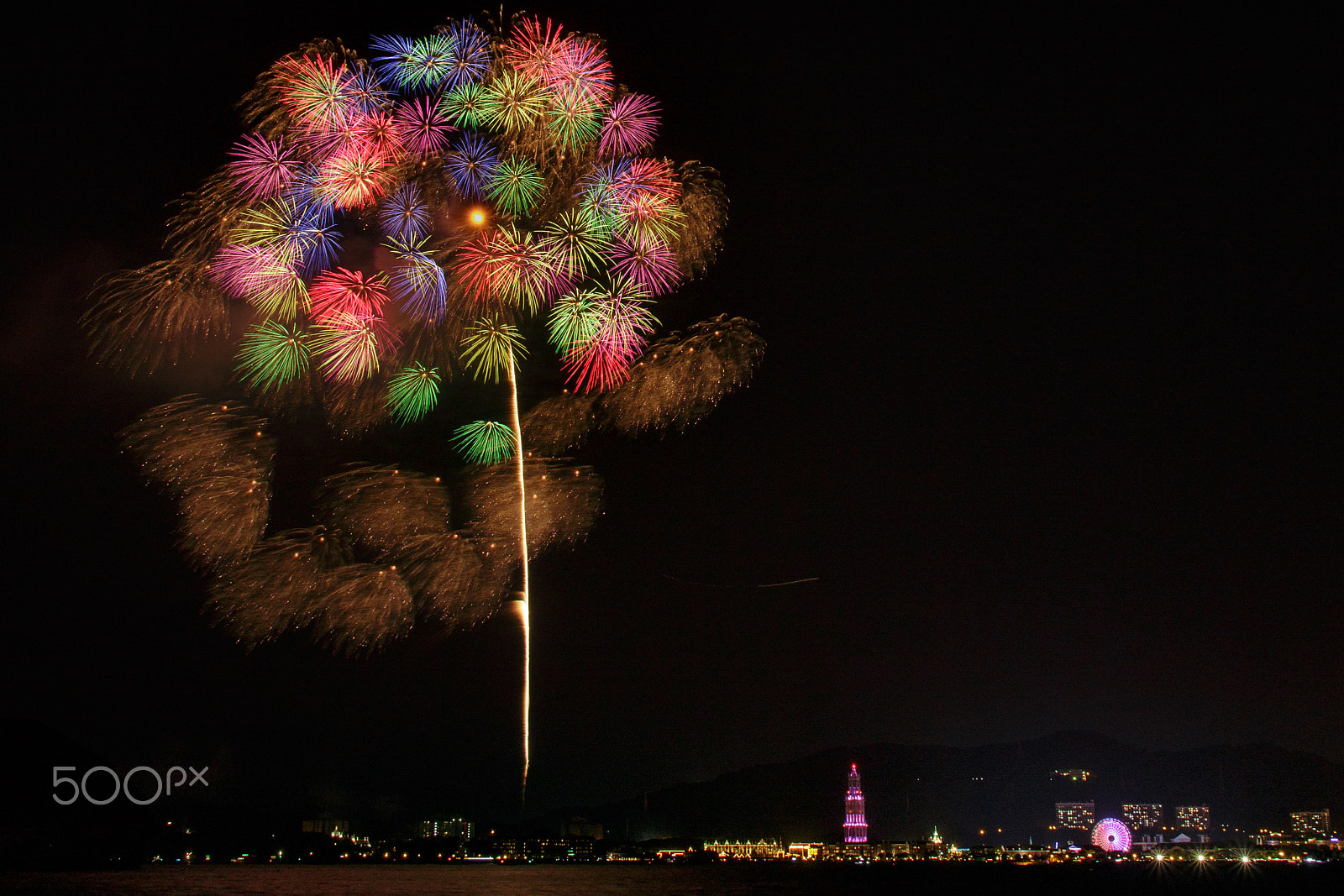 Canon EOS 100D (EOS Rebel SL1 / EOS Kiss X7) + Canon EF-S 17-55mm F2.8 IS USM sample photo. Fireworks in japan 4 photography
