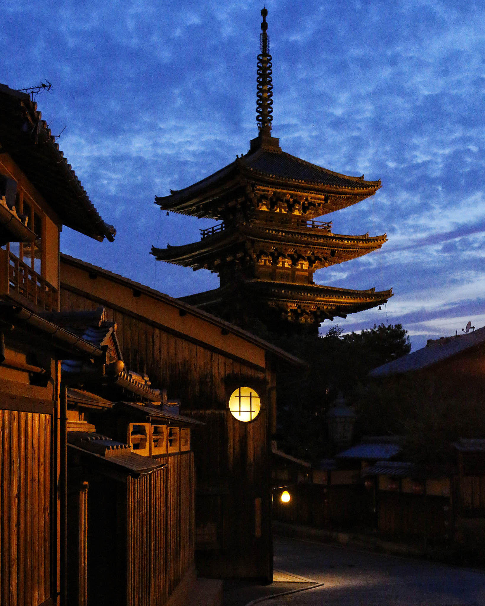 Canon EF 16-35mm F4L IS USM sample photo. Yasaka pagoda photography