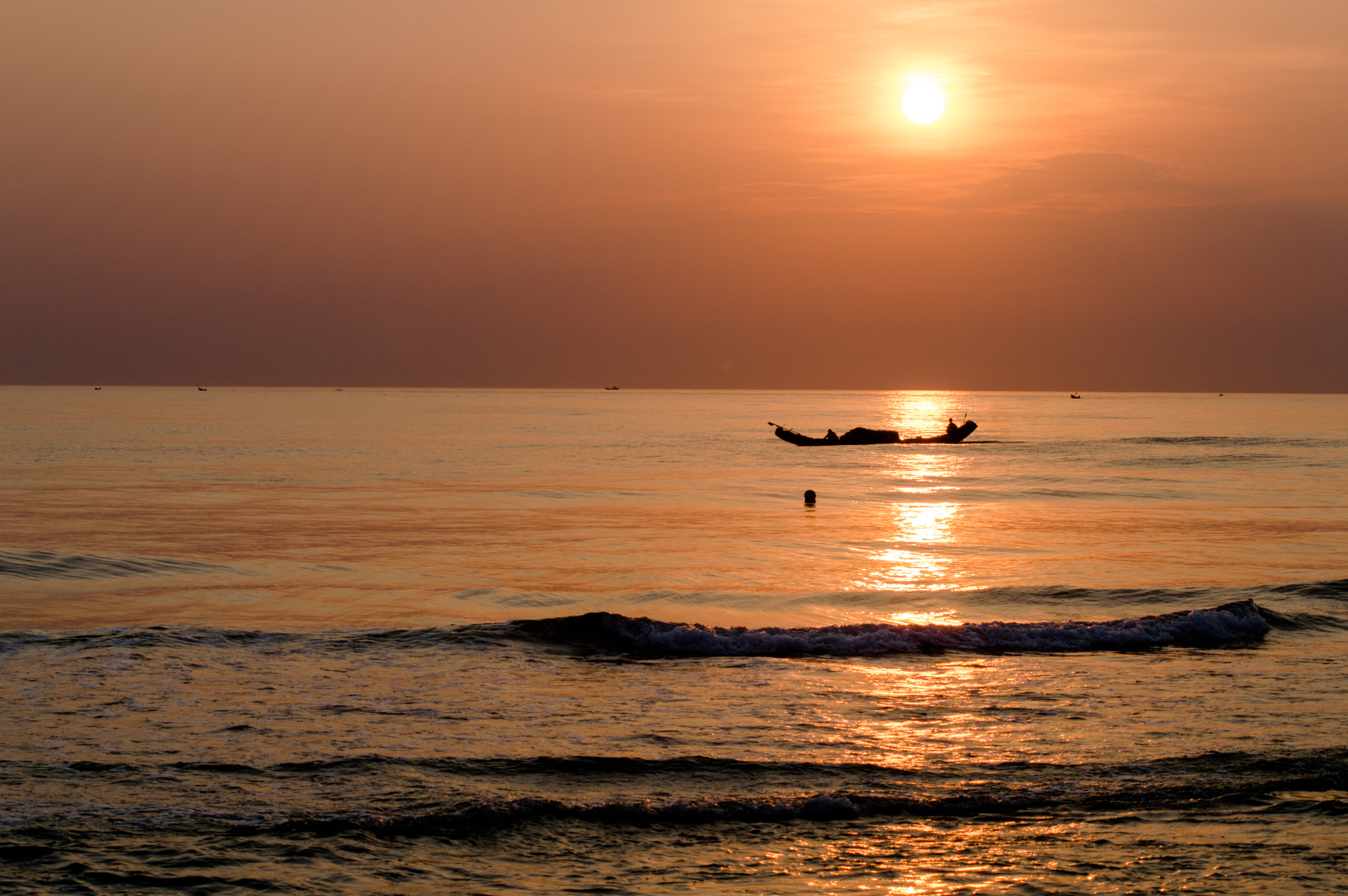 Nikon D3200 + AF Zoom-Nikkor 70-210mm f/4 sample photo. Bình minh trên biển thuẫn an photography