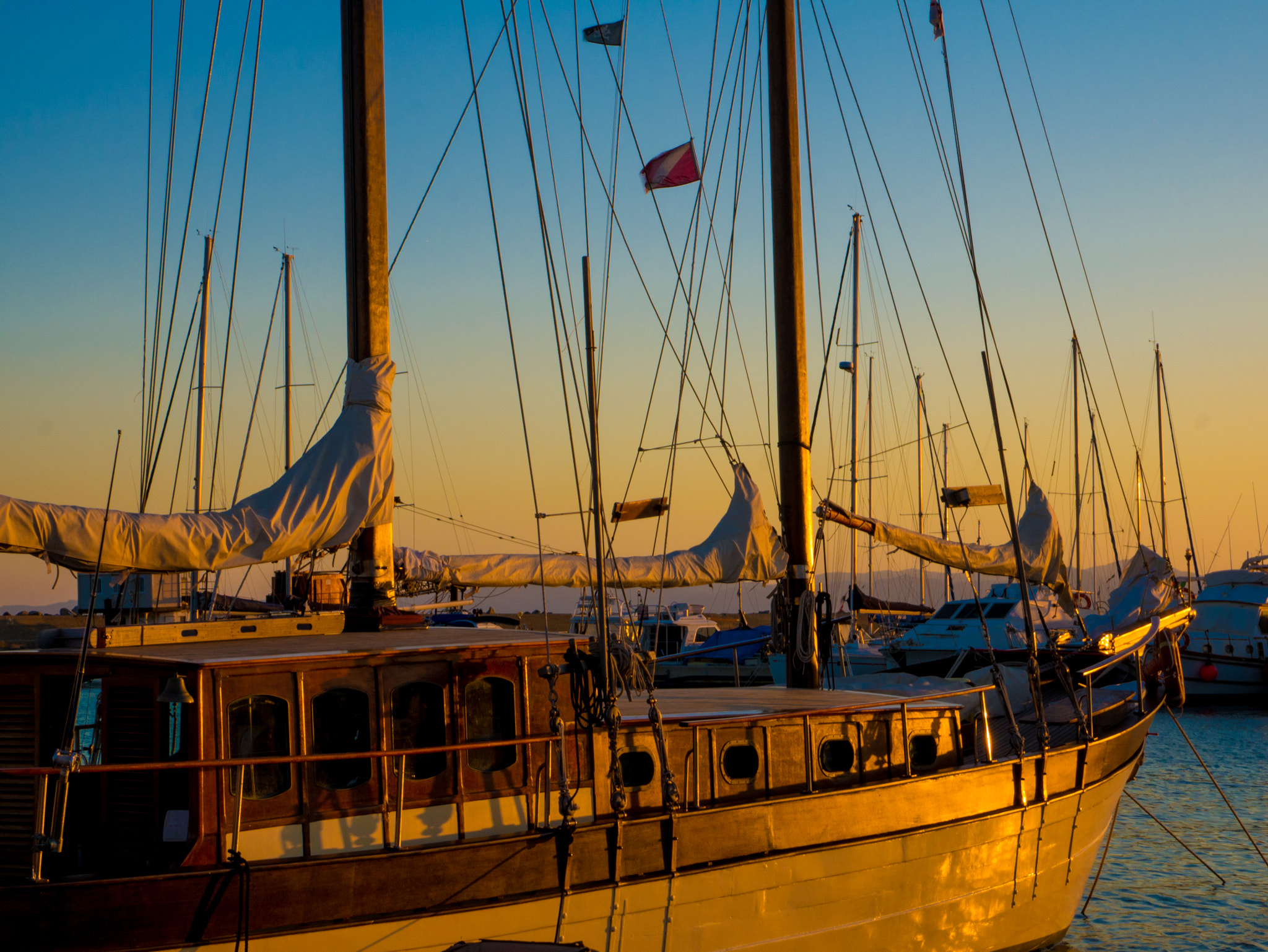 Panasonic DMC-G70 sample photo. Segelboot im licht der untergehenden sonne photography