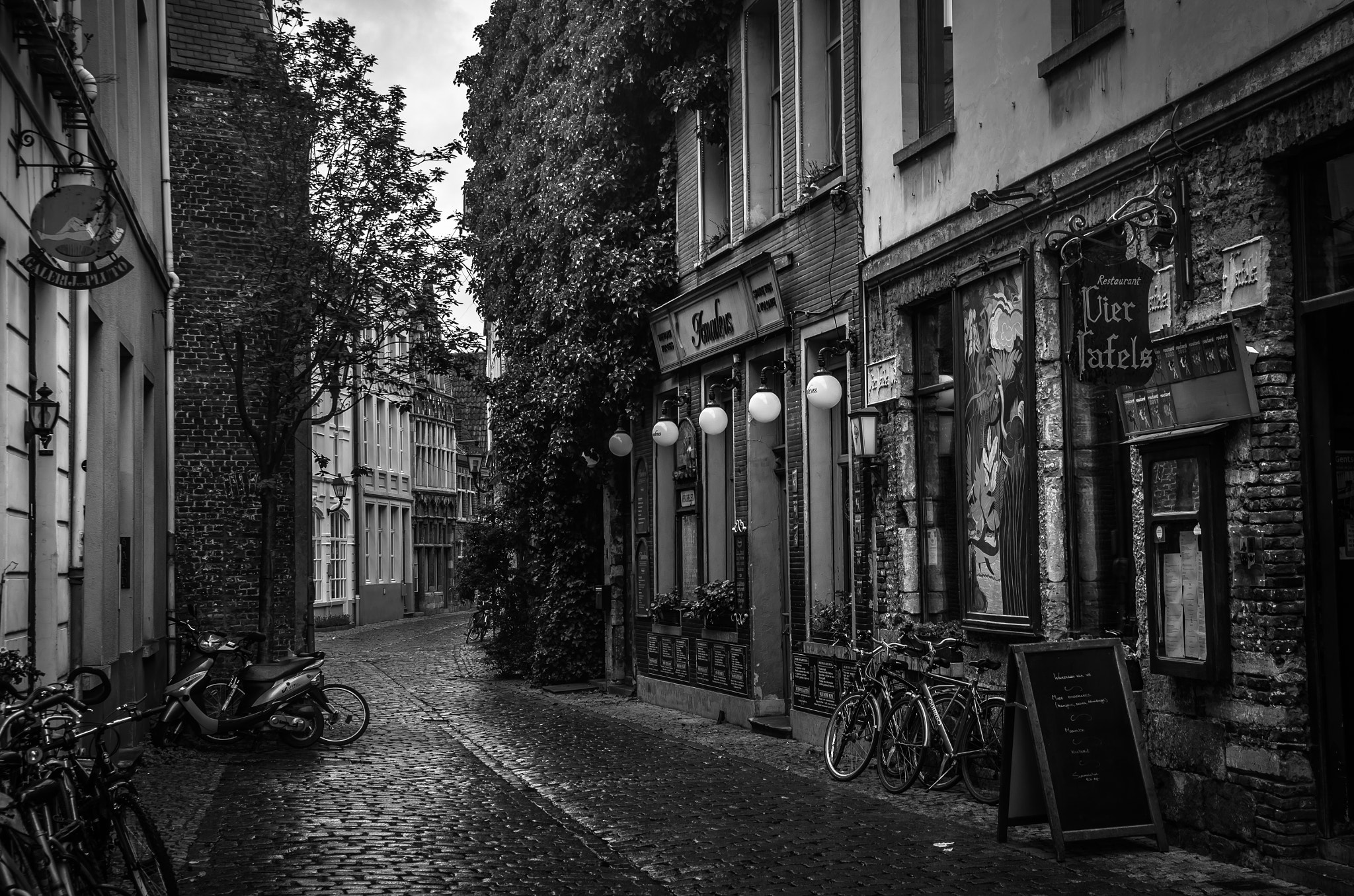 Tamron AF 28-75mm F2.8 XR Di LD Aspherical (IF) sample photo. A street in the famous patershol area photography