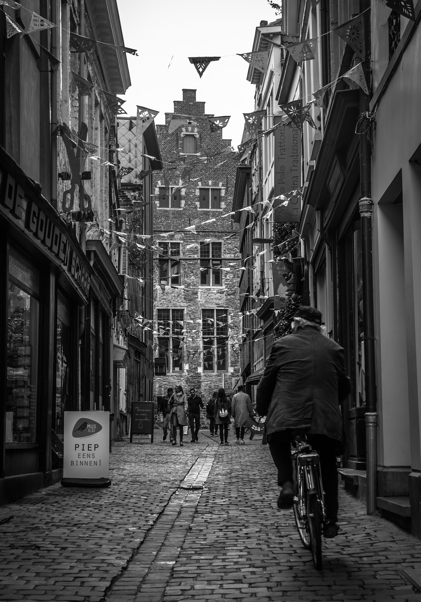 Tamron AF 28-75mm F2.8 XR Di LD Aspherical (IF) sample photo. Beautiful gent on a rainy day photography