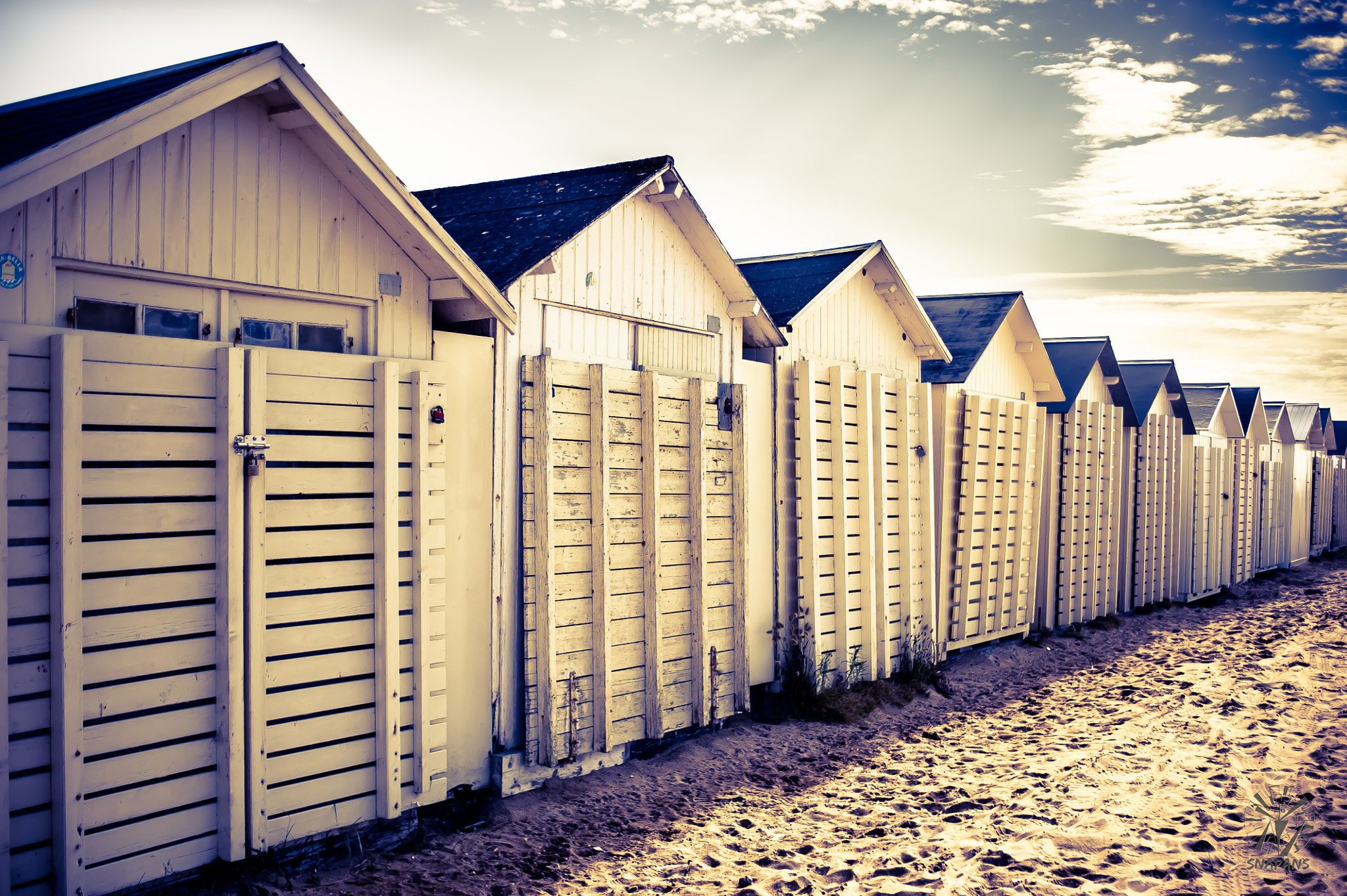 Nikon D700 + AF Zoom-Nikkor 35-70mm f/2.8D sample photo. Beach huts photography