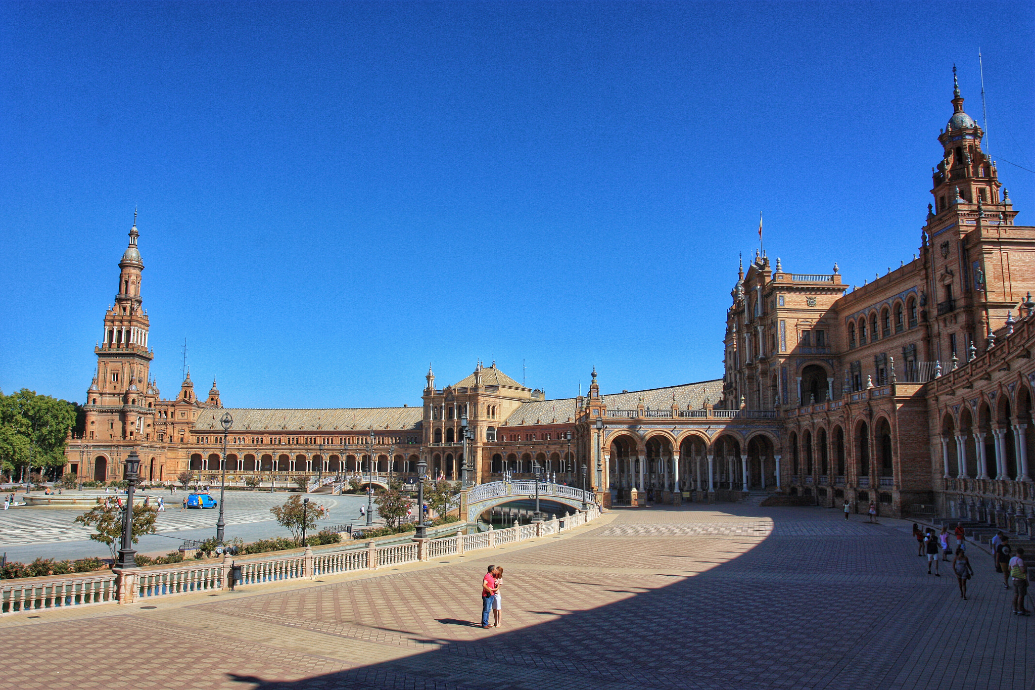 Canon EOS 450D (EOS Rebel XSi / EOS Kiss X2) + Canon EF 17-40mm F4L USM sample photo. Seville spain  plaza      spain photography