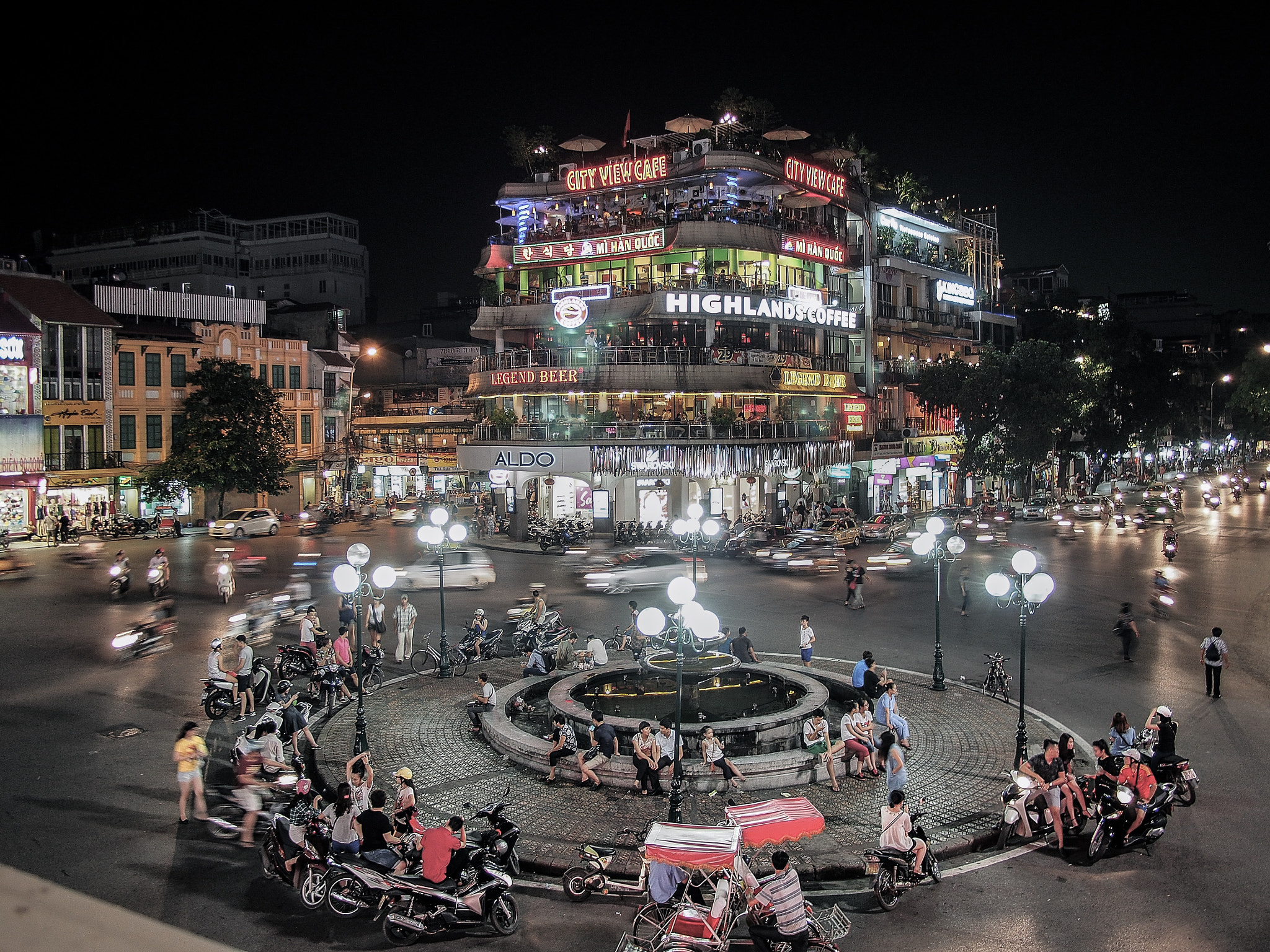 Olympus OM-D E-M5 + Panasonic Lumix G 14mm F2.5 ASPH sample photo. Hanoi center night view photography