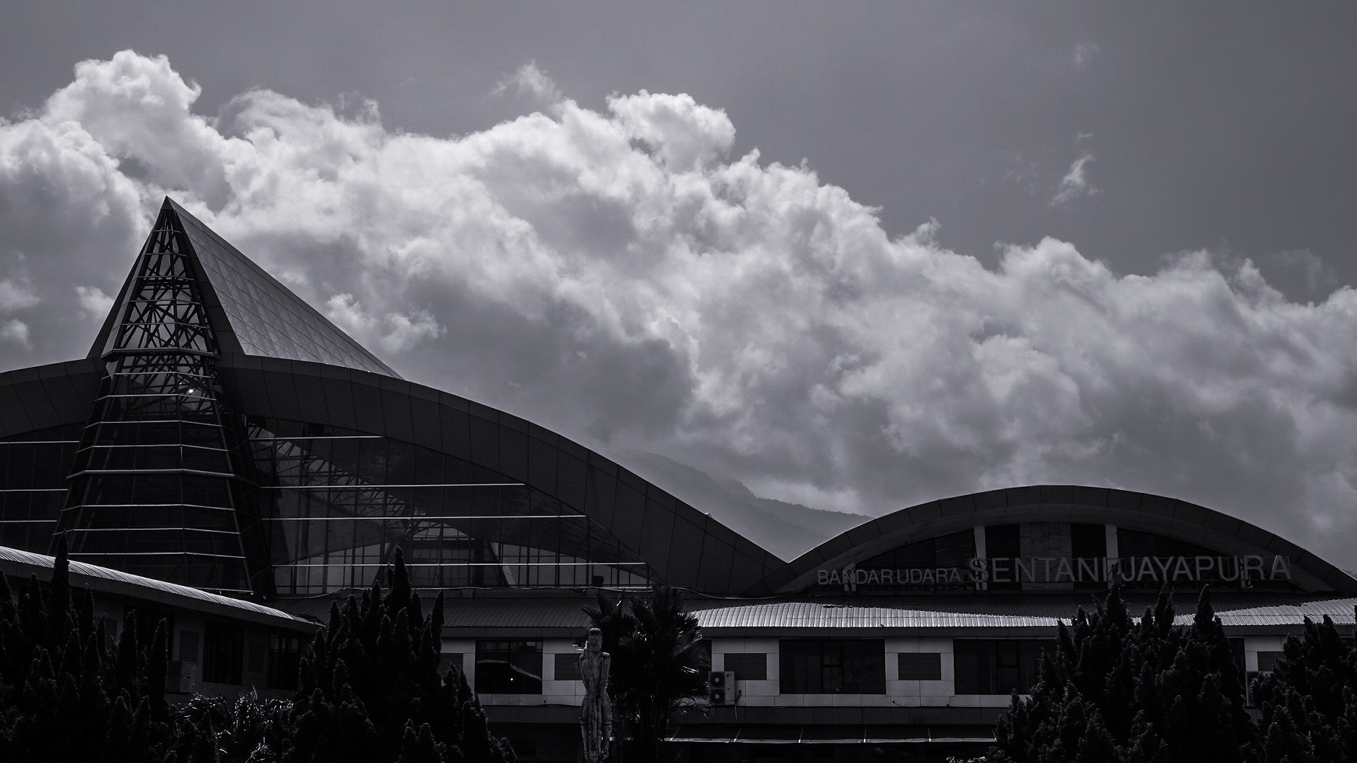 Fujifilm X-E2S + Fujifilm XF 27mm F2.8 sample photo. Sentani airport jayapura photography