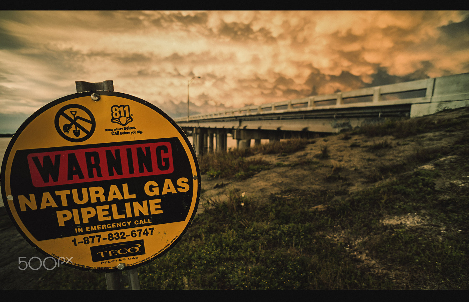 Sony Alpha NEX-3N + Sony E 16mm F2.8 sample photo. A gas sign photography
