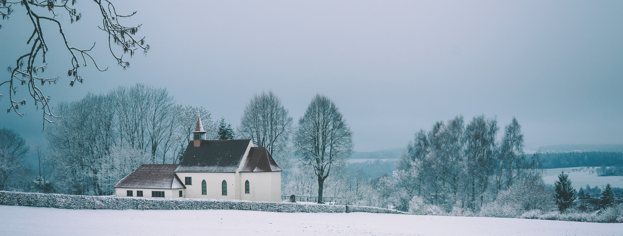 Sony a7 + Sony Distagon T* FE 35mm F1.4 ZA sample photo. Lovely little house in a snowy scene photography