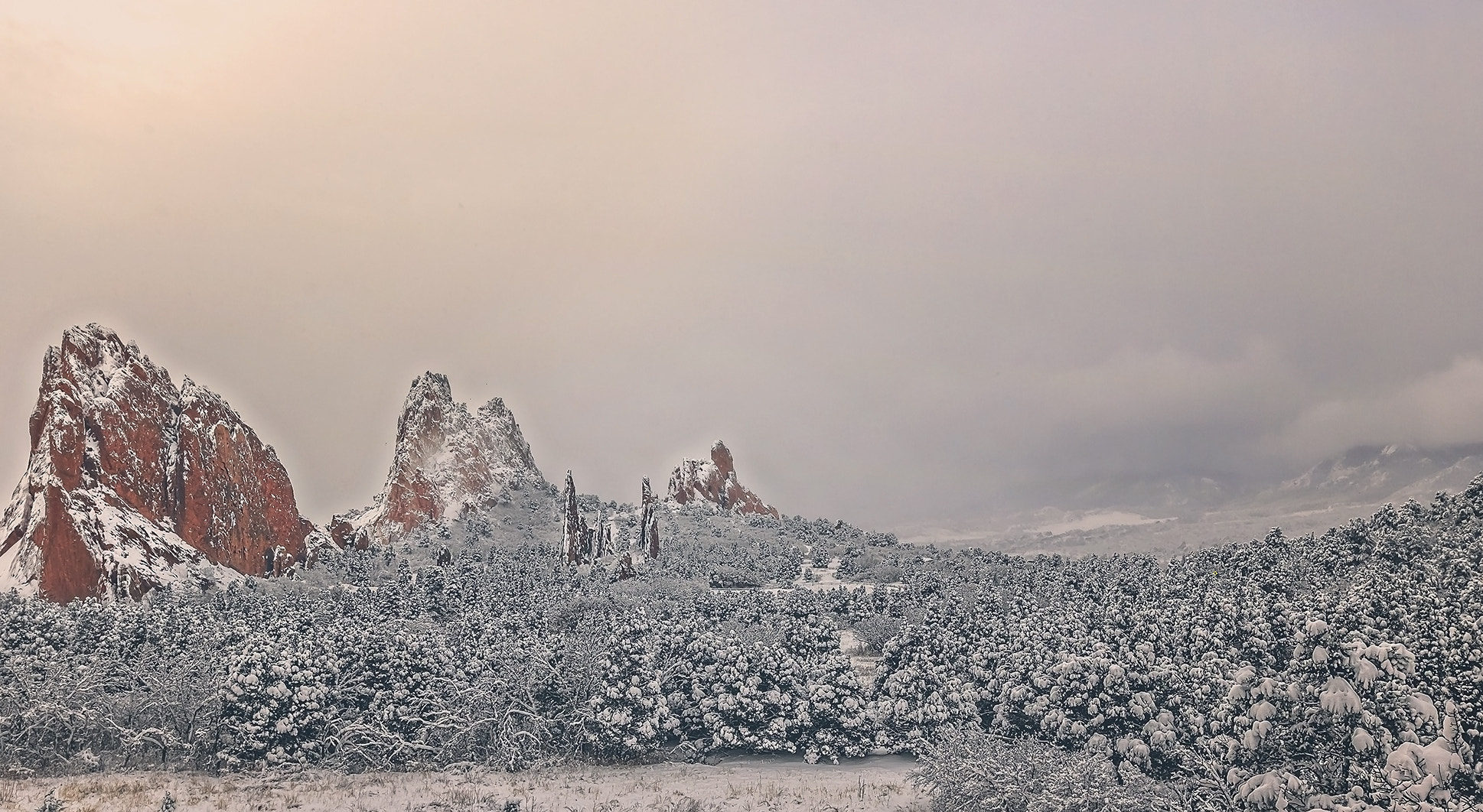 Sigma 10-20mm F3.5 EX DC HSM sample photo. Garden of the gods in the snow photography