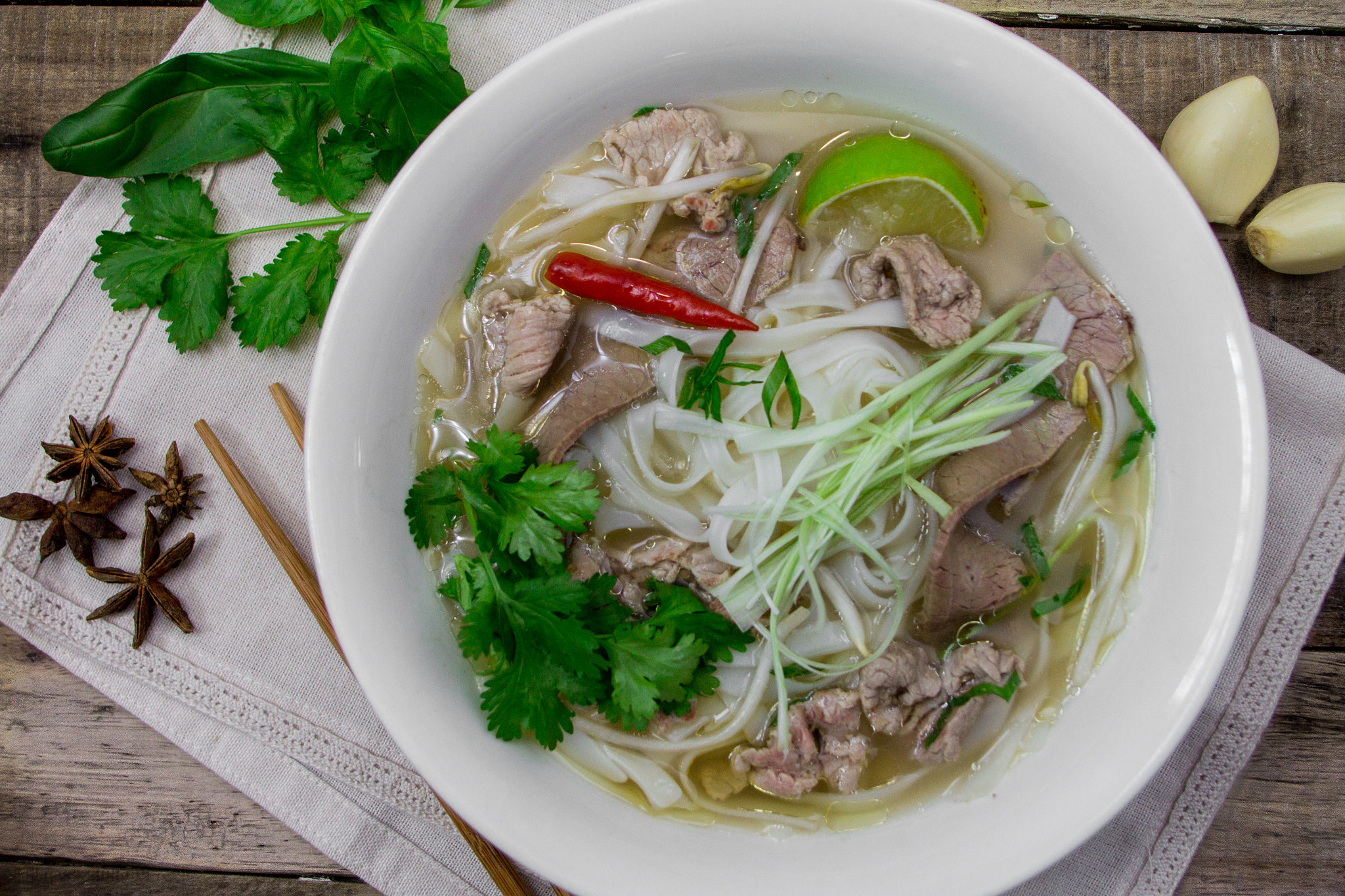 Canon EOS 60D + Canon EF 20-35mm F3.5-4.5 USM sample photo. Las comidas de vietnam photography