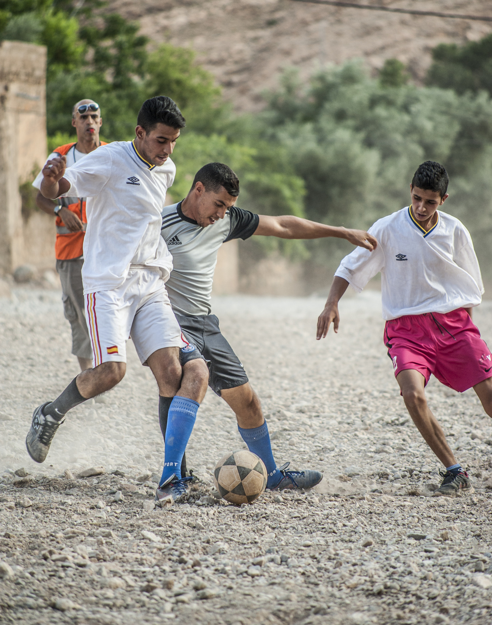 Nikon D700 + AF Nikkor 70-210mm f/4-5.6 sample photo. Football war in todra gorge hhhhhhhhh photography