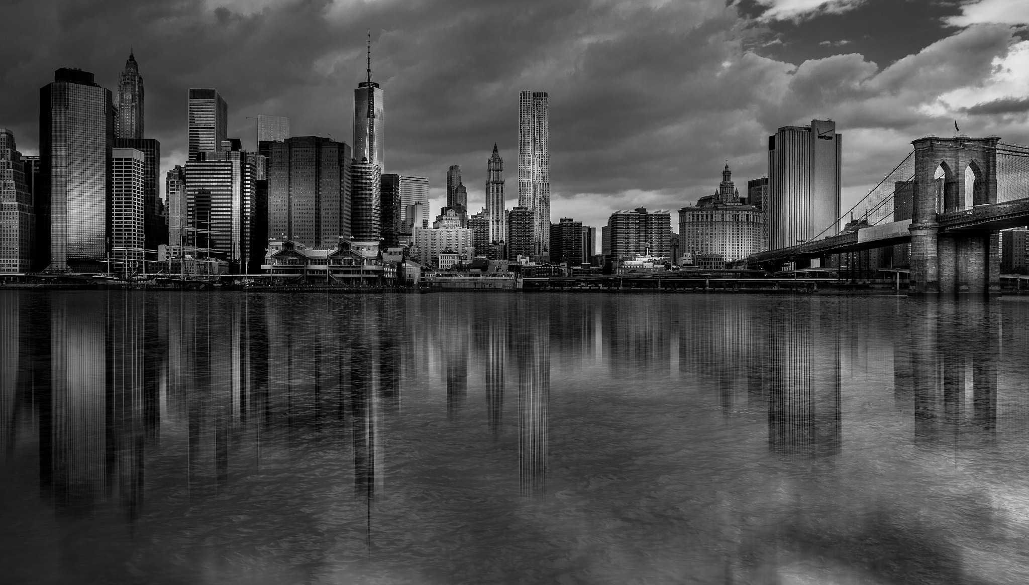 Canon EOS 550D (EOS Rebel T2i / EOS Kiss X4) + Canon EF 17-40mm F4L USM sample photo. Brooklyn bridge park in reflection photography