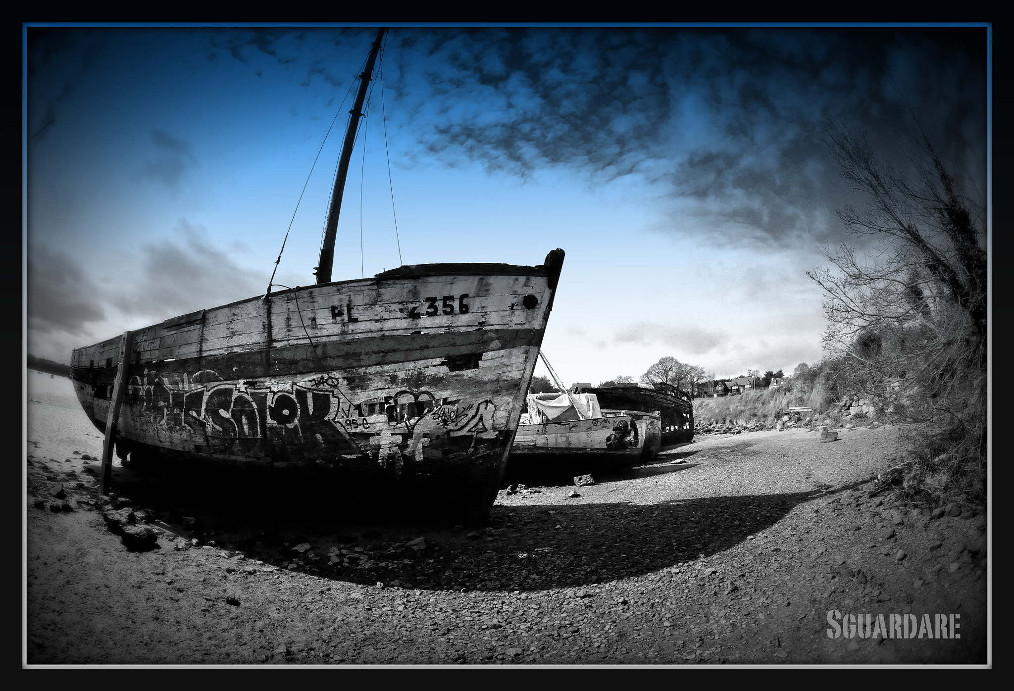 Nikon AF DX Fisheye-Nikkor 10.5mm F2.8G ED sample photo. Cimetière bateaux photography
