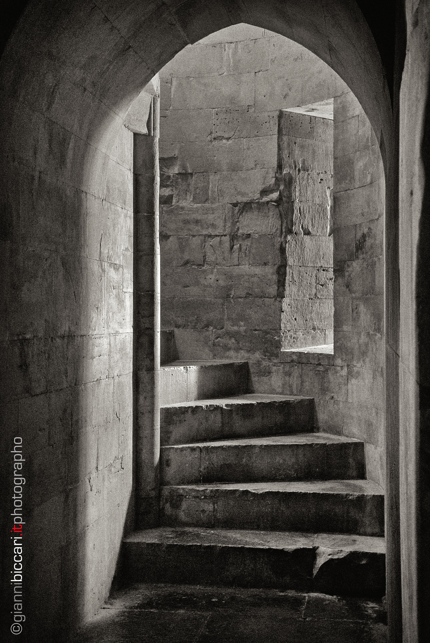 Nikon D200 + Nikon AF-S DX Nikkor 16-85mm F3.5-5.6G ED VR sample photo. Stairs in casteldelmonte castle (bari, italy) photography