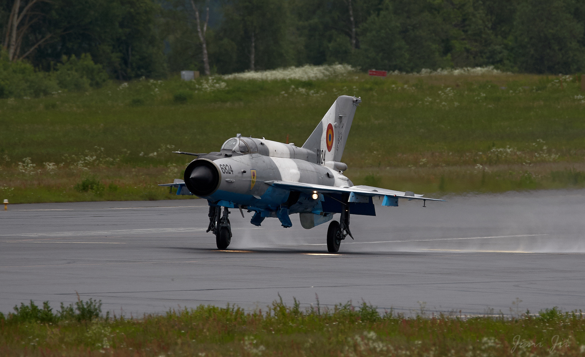 Canon EOS-1D Mark III sample photo. Mig 21f landing photography